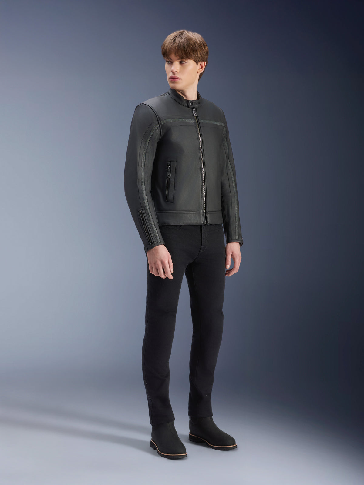 Alpinestars giacca in pelle Dyno, giacca da moto urban da uomo in pelle bovina nera, Tech-Air ready, indossata da un modello.