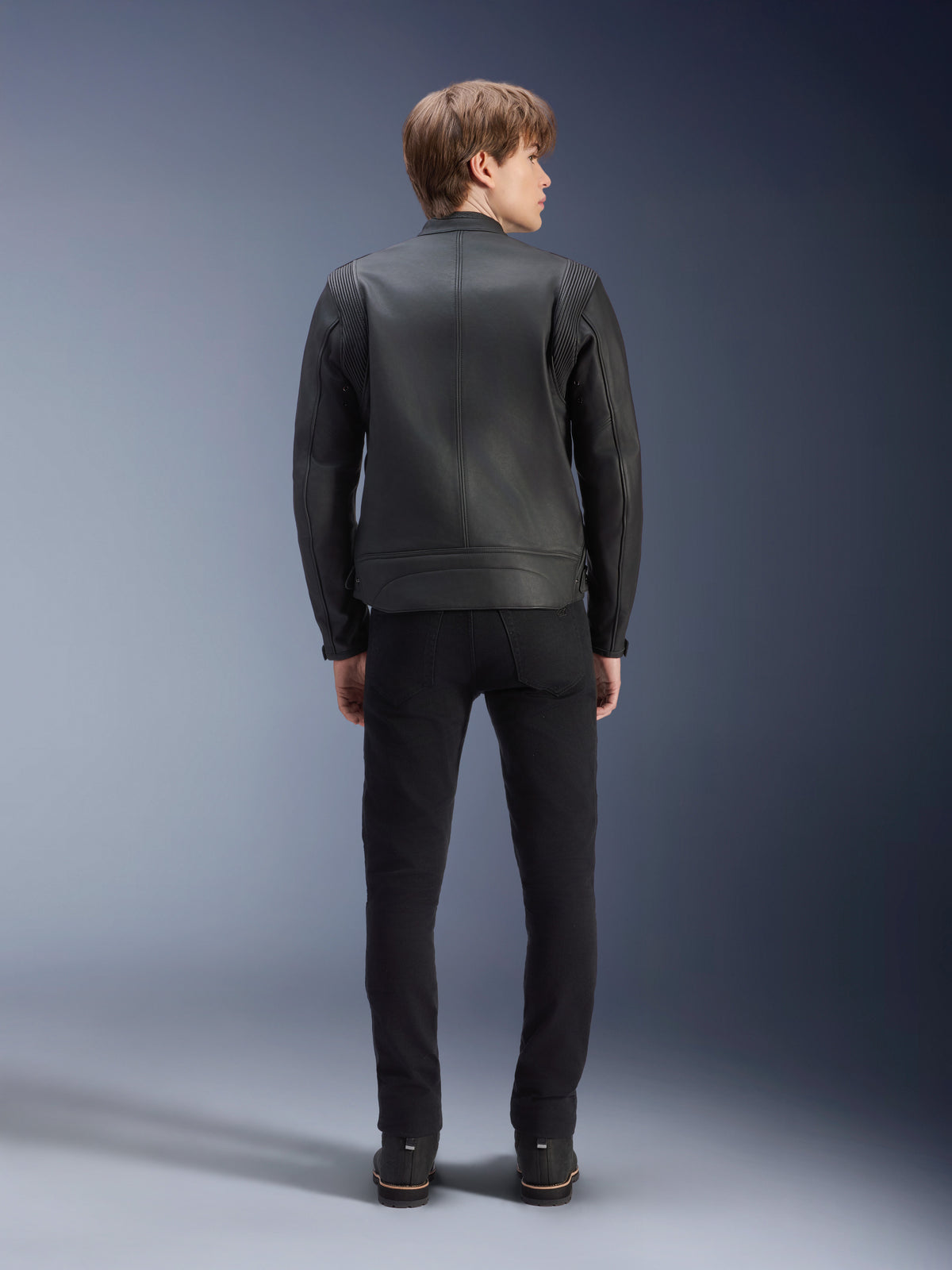 Alpinestars Giacca in pelle Dyno, giacca moto urban uomo, pelle bovina nera, vista posteriore su modello, pannelli a fisarmonica.