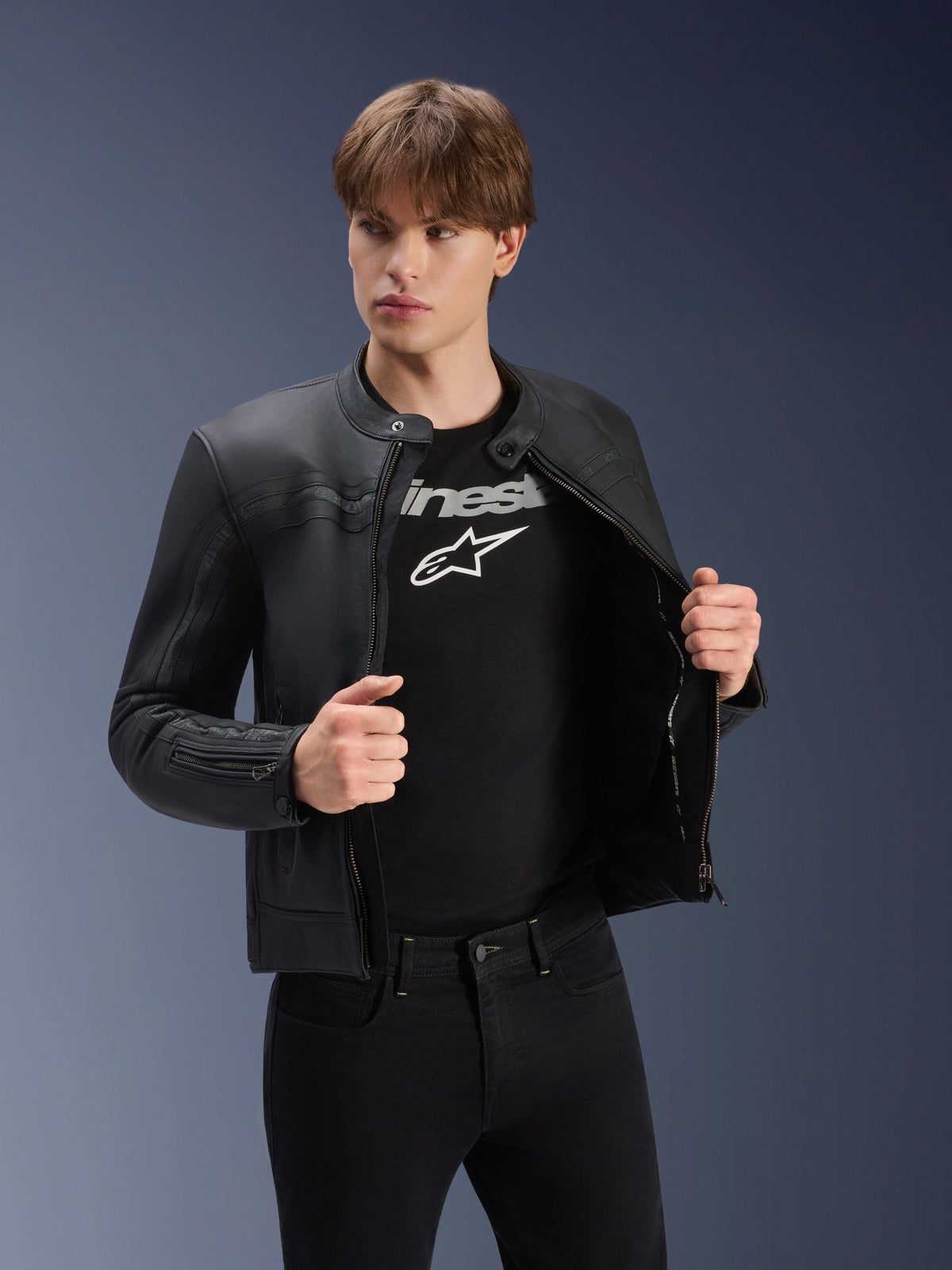 Alpinestars Giacca in pelle Dyno, giacca da moto urban da uomo, nera, pelle bovina, certificata CE e Tech-Air Ready, su modello.