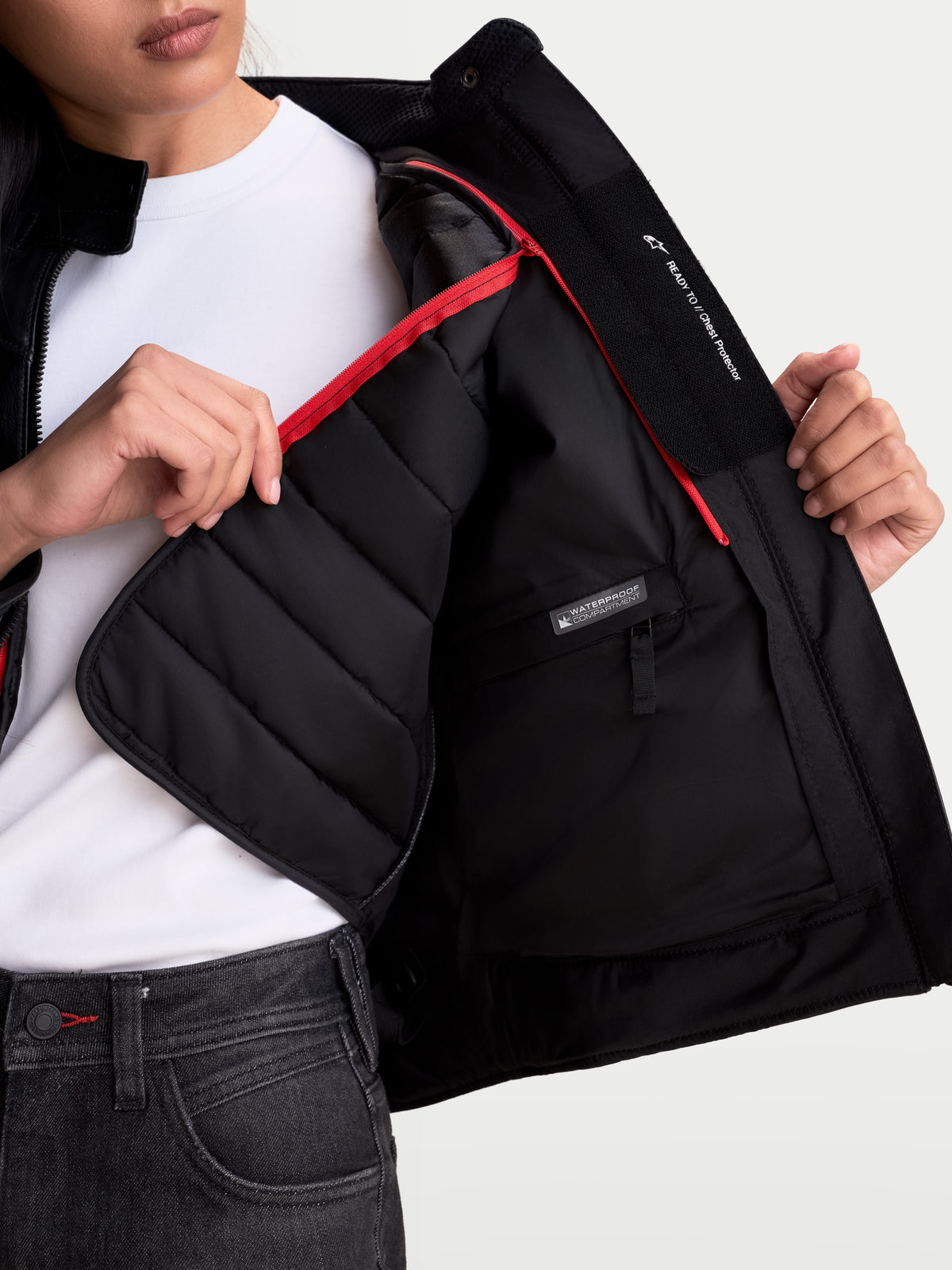 Revea Donna Giacca di pelle, giacca da moto urbana da donna, nera, primo piano del gilet termico rimovibile e del comparto interno impermeabile, indossata da una modella
