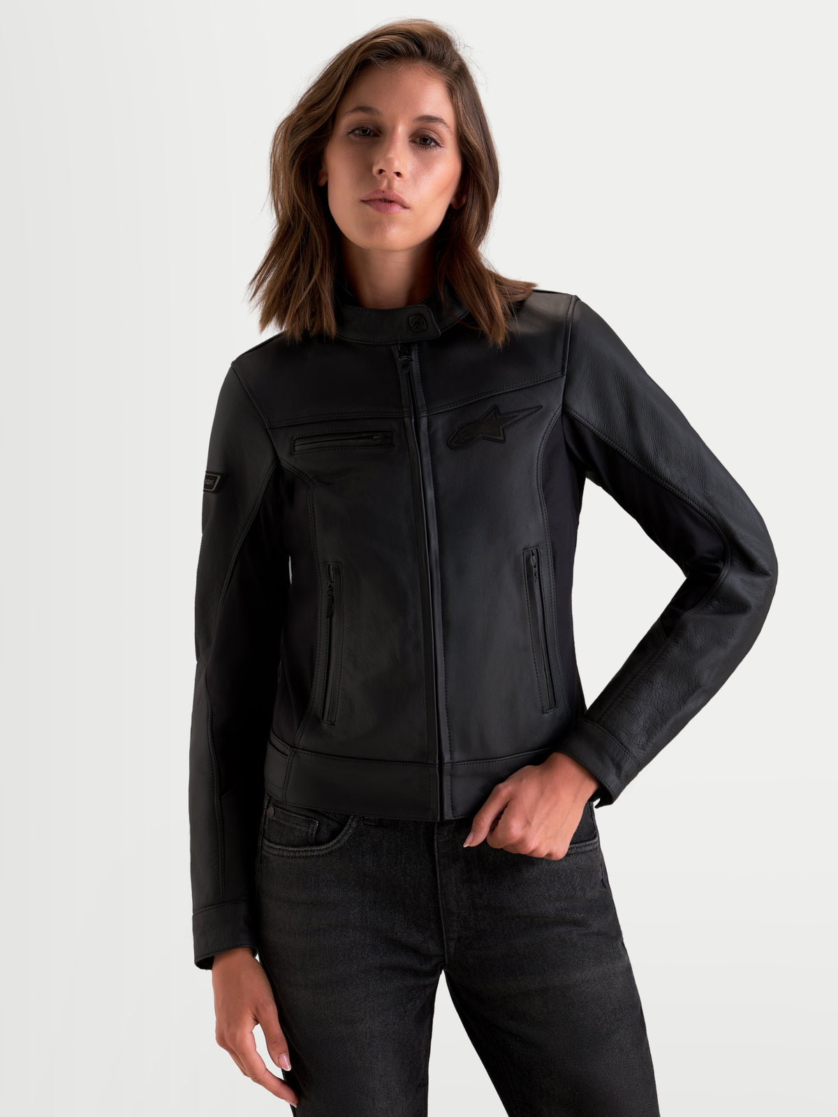 Alpinestars Stella Maver X Giacca di pelle, giacca da moto urbana da donna, colore nero, vista frontale su una modella che indossa una giacca in pelle con dettagli protettivi