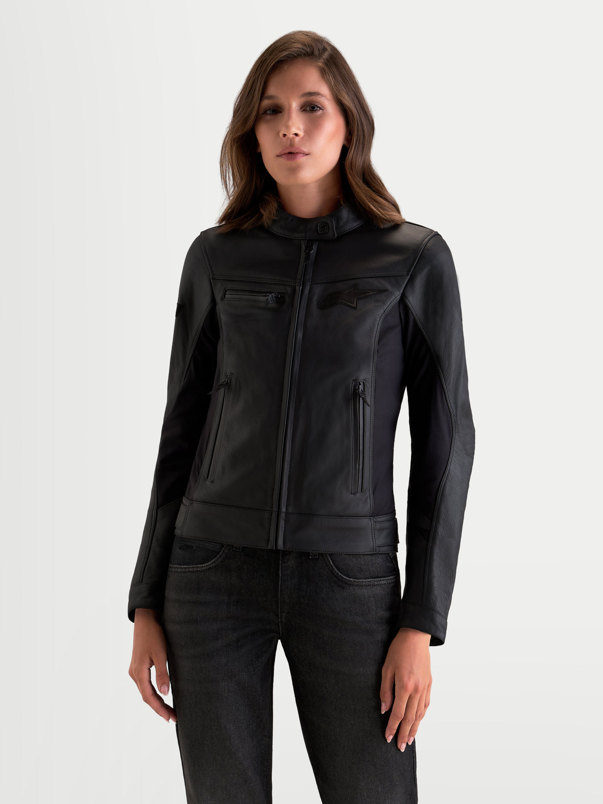 Alpinestars Stella Maver-X Giacca di pelle, giacca da moto urbana da donna in nero, vista frontale indossata da una modella con struttura in morbida pelle di prima qualità e colletto da motociclista