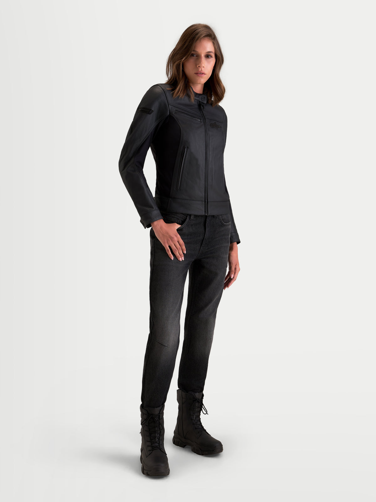 Alpinestars Stella Maver X Giacca di pelle, giacca da moto urbana da donna in pelle, nera, con struttura in morbida pelle bovina e stile protettivo da strada, indossata da una modella