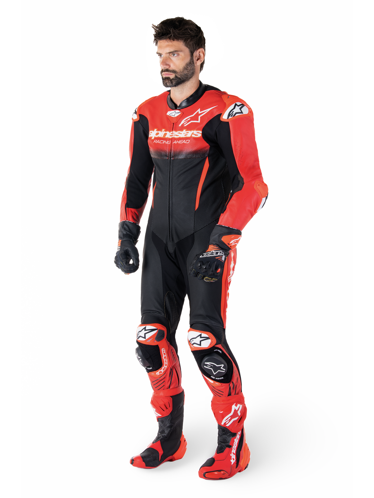 Alpinestars tuta in pelle GP-R7 1 pezzo, Tech-Air Ready, da uomo, nero e rosso, pelle traforata, indossata da un modello.