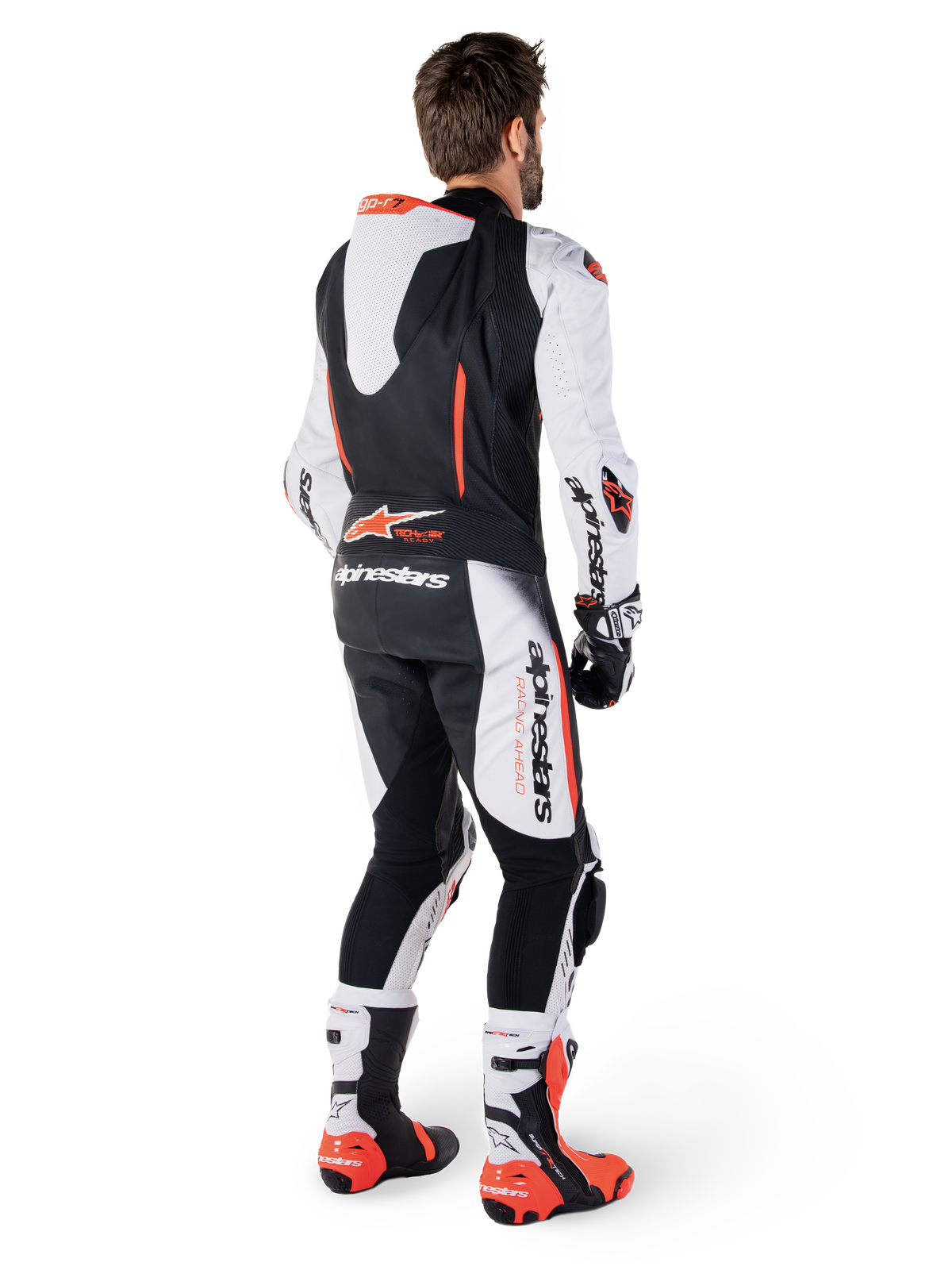 Alpinestars Tuta in pelle GP-R7 1 Pezzo, tuta da moto racing da uomo, bianco, nero e rosso, con gobba aerodinamica, vista posteriore con guanti e stivali coordinati.