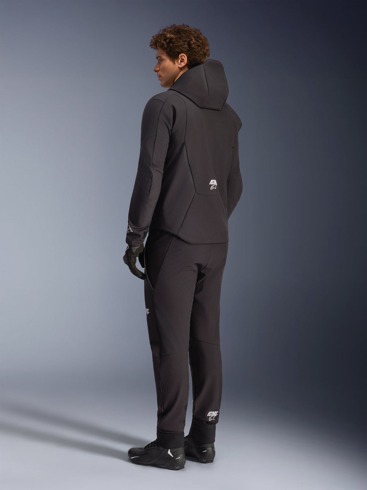 Alpinestars giacca Aeroshell impermeabile, giacca da moto da uomo, nera, in softshell, vista posteriore su modello