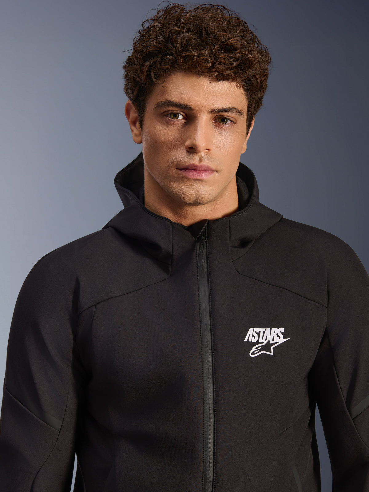 Alpinestars Giacca Aeroshell Impermeabile, giacca da moto con cappuccio da uomo in softshell nero e logo ASTARS bianco.