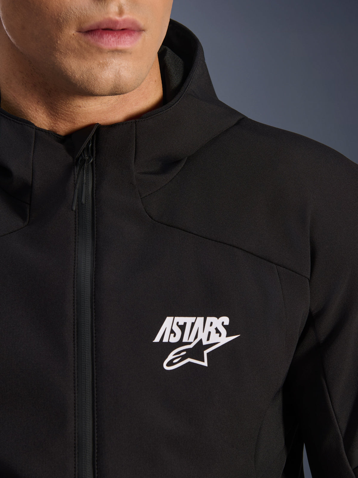 Alpinestars Giacca Aeroshell Impermeabile, giacca da moto softshell nera da uomo, logo ASTARS bianco e cerniera impermeabile