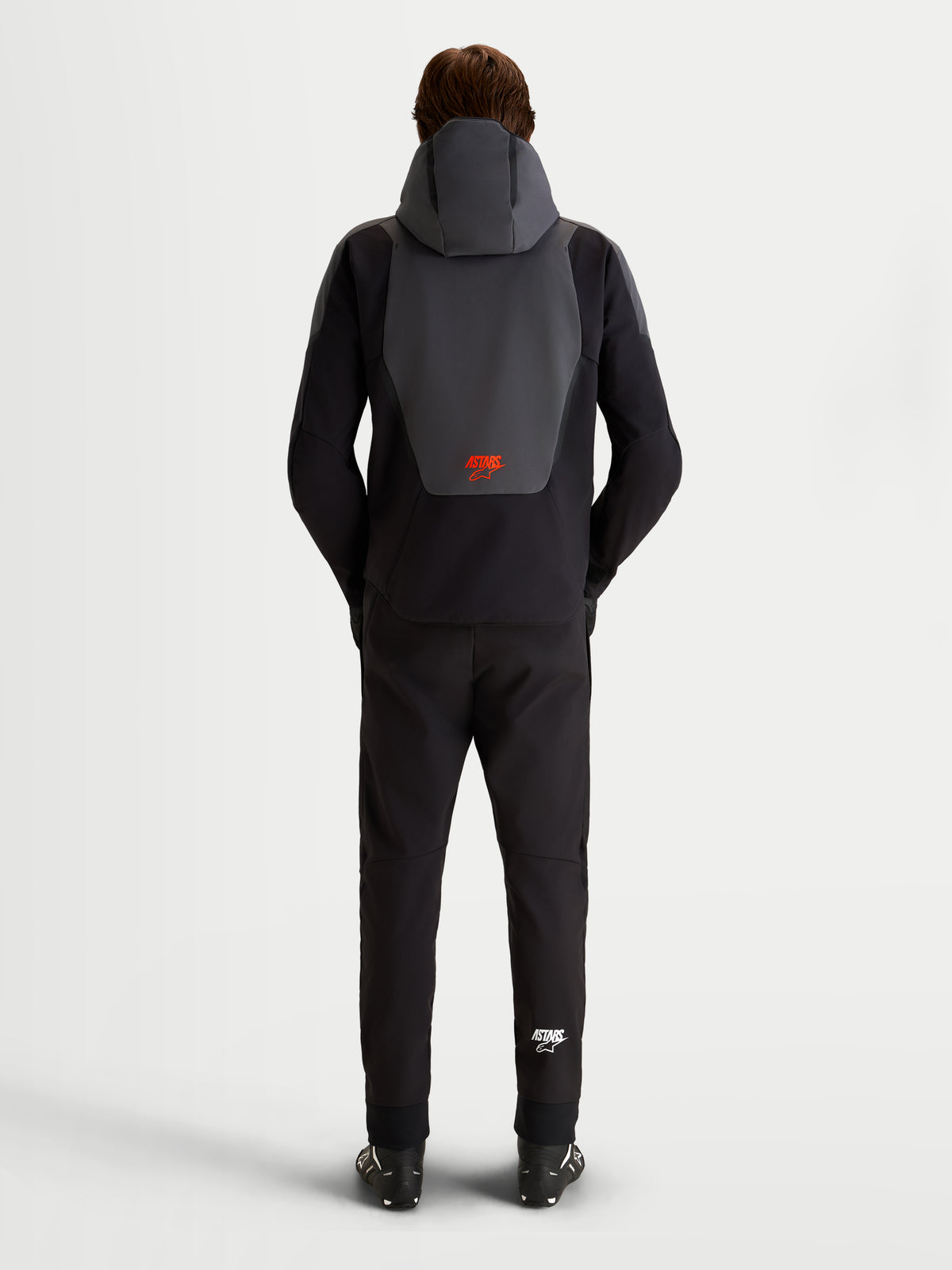 Alpinestars Aeroshell Wp Giacca, giacca da moto impermeabile da uomo in nero e grigio scuro, vista posteriore con cappuccio integrato e logo rosso Alpinestars