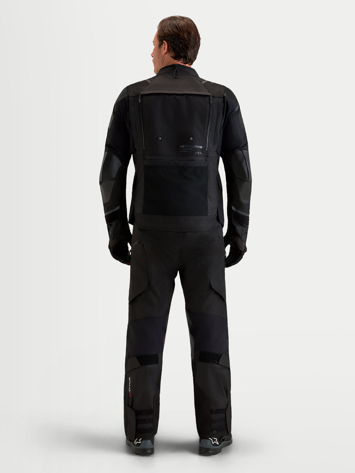 Alpinestars Harok V2 Drystar Gear Set, giacca e pantaloni da moto touring impermeabili da uomo, colore nero, vista posteriore su un modello che indossa un abbigliamento protettivo completo per tutte le stagioni