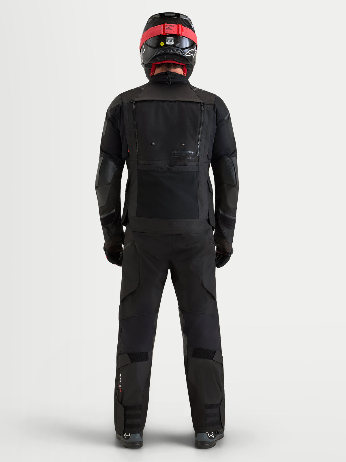 Alpinestars Harok V2 Drystar® Gear Set, abbigliamento da moto touring impermeabile nero, vista posteriore di un modello che indossa giacca, pantaloni e casco abbinati