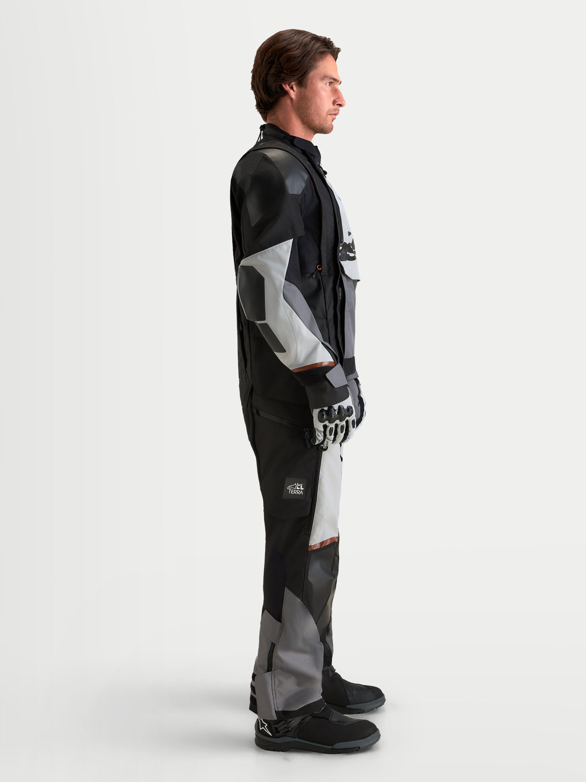 Alpinestars Harok V2 Drystar Giacca, giacca da moto all-terrain adventure da uomo in grigio scuro, grigio ghiaccio e nero, vista di lato indossata da un modello