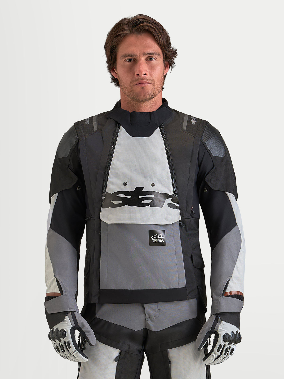 Alpinestars Harok V 2 Drystar Giacca, giacca da moto adventure da uomo in grigio scuro, grigio ghiaccio e nero, con struttura impermeabile e certificazione CE, indossata da un modello
