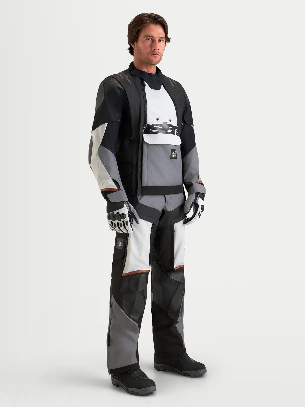 Alpinestars Harok V 2 Drystar Giacca, giacca da moto adventure da uomo in grigio scuro, grigio ghiaccio e nero, con protezione certificata CE e struttura modulare impermeabile, indossata da un modello