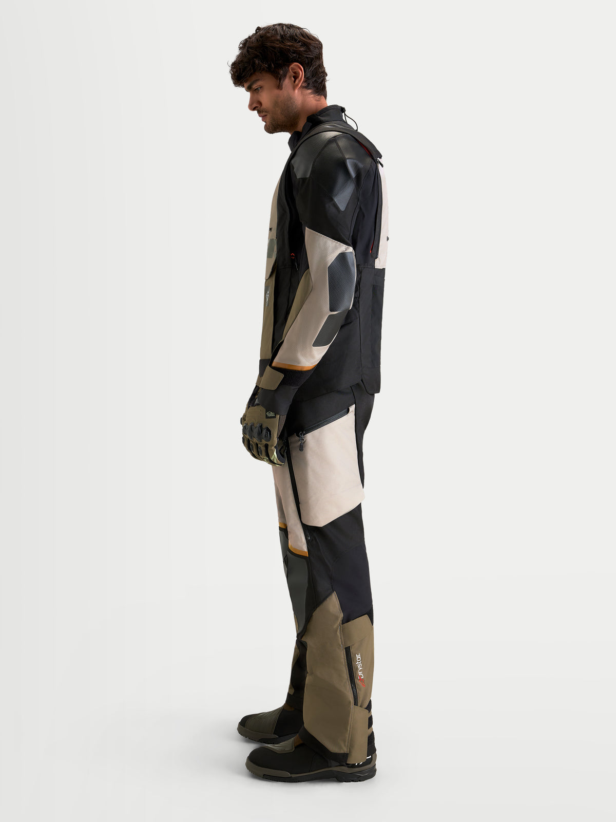 Alpinestars Harok V2 Drystar Giacca, giacca da moto touring adventure da uomo, alluminio, marrone tortora e nero, indossata da un pilota in kit completo, vista laterale