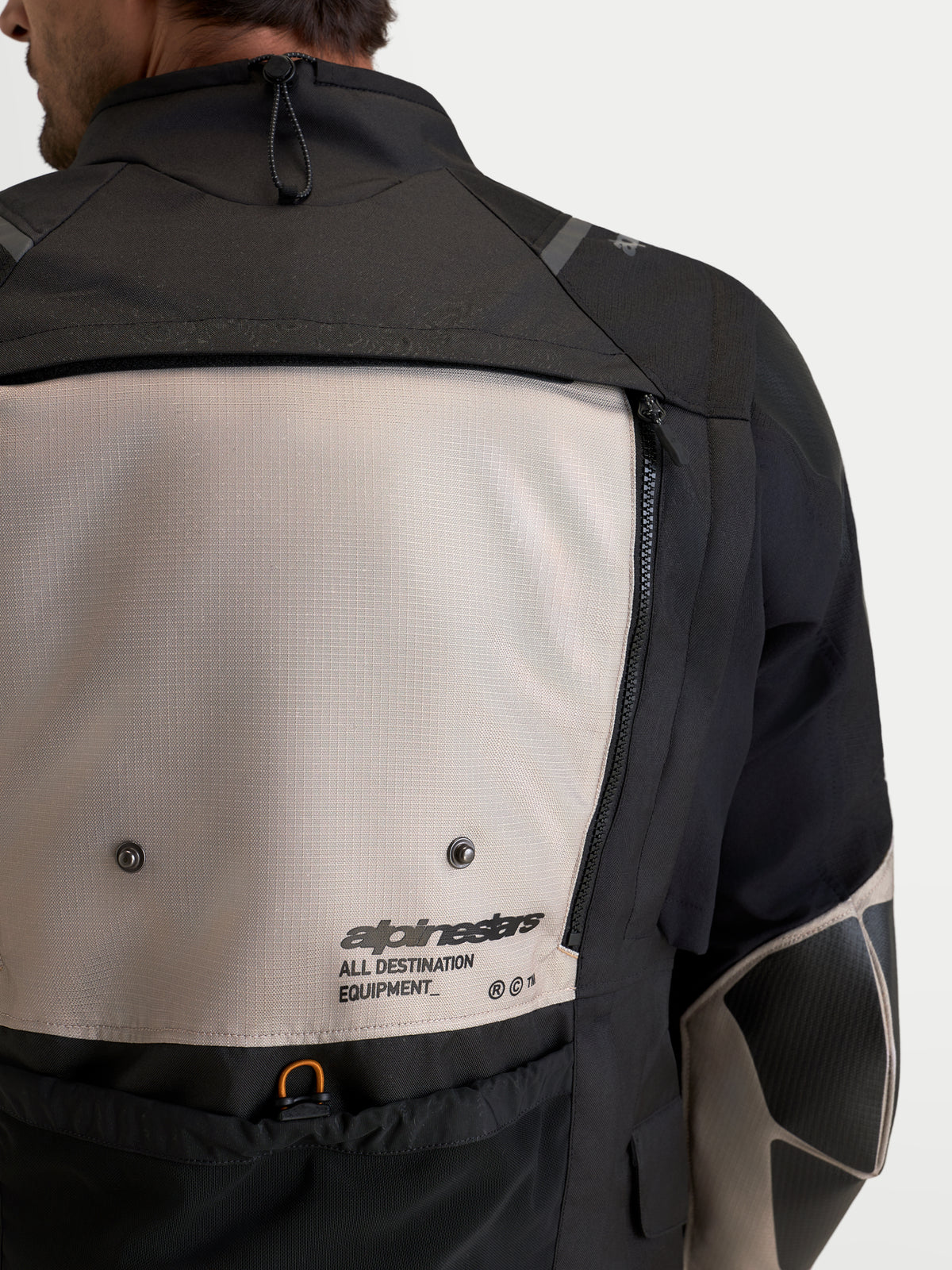 Alpinestars Harok V2 Drystar Giacca, giacca da moto adventure da uomo, vista posteriore con pannello di ventilazione modulare in alluminio e nero, struttura in ripstop e logo Alpinestars