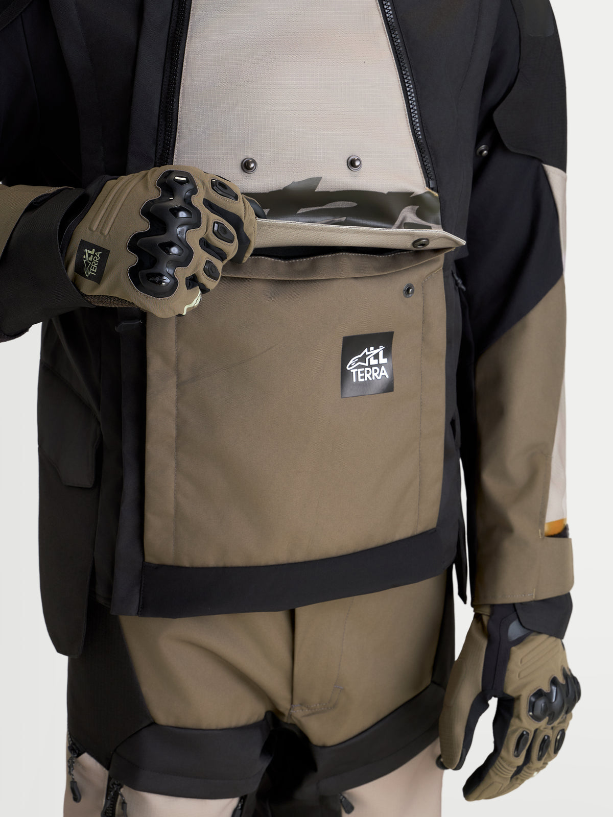 Alpinestars Harok V2 Drystar Giacca, giacca da moto adventure da uomo, alluminio, marrone e nero, con tasca anteriore impermeabile con branding Alpinestars All Terra e guanti da moto protettivi