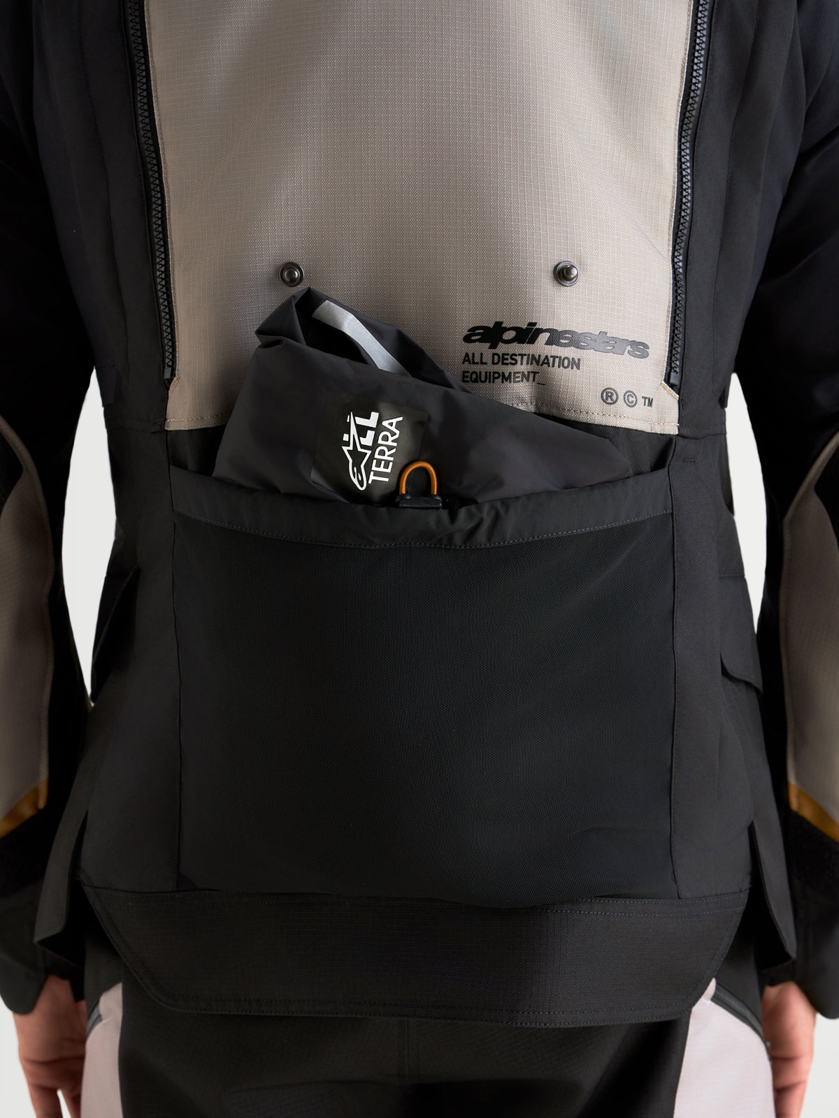 Alpinestars Harok V 2 Drystar Giacca, giacca da moto adventure da uomo, grigio, marrone e nero, dettaglio della tasca portaoggetti posteriore e delle prese d'aria con marchio All Destination Equipment