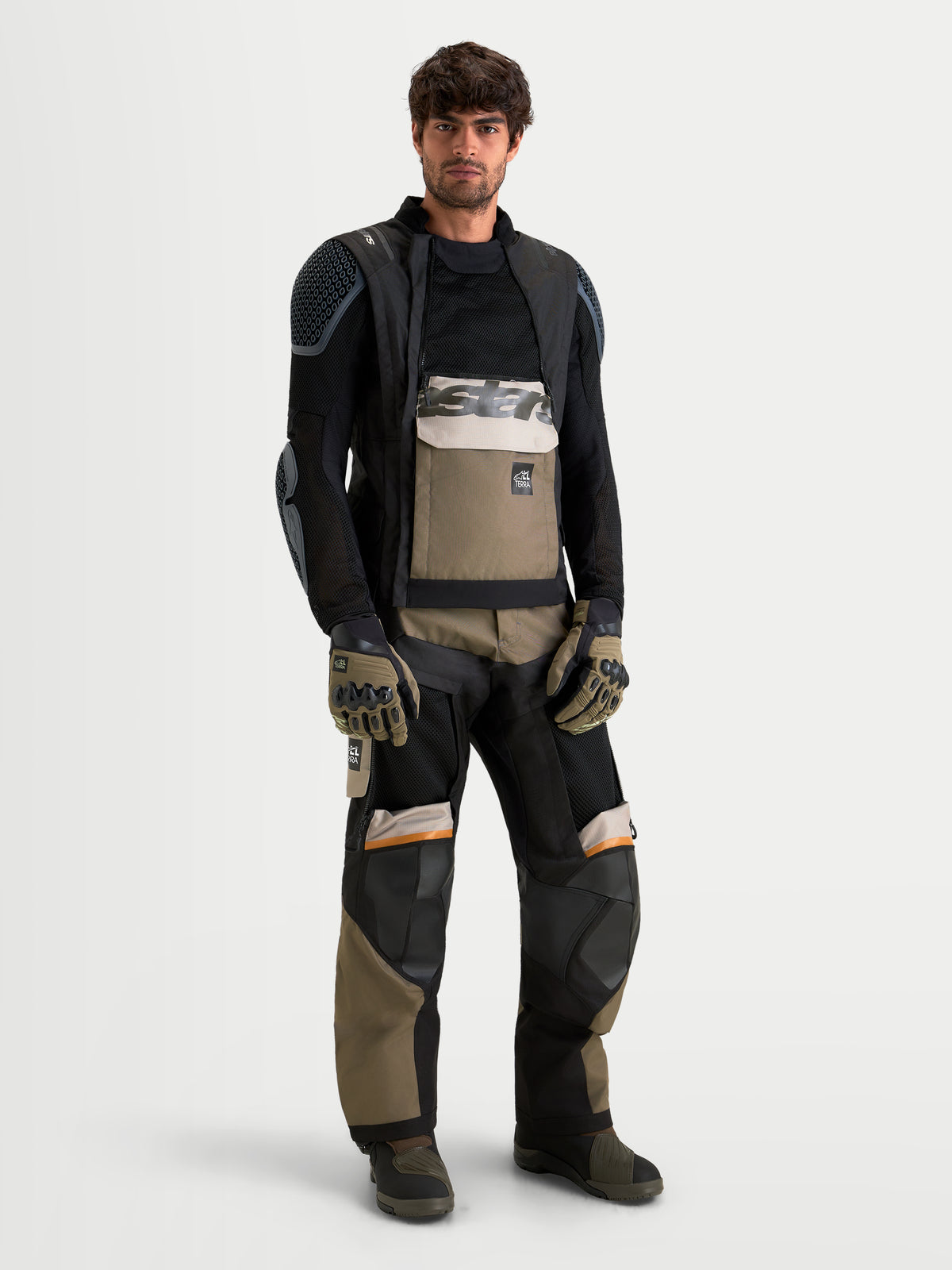 Alpinestars Harok V2 Drystar Giacca, giacca da moto adventure da uomo in alluminio, marrone e nero, con struttura ventilata modulare, indossata da un modello