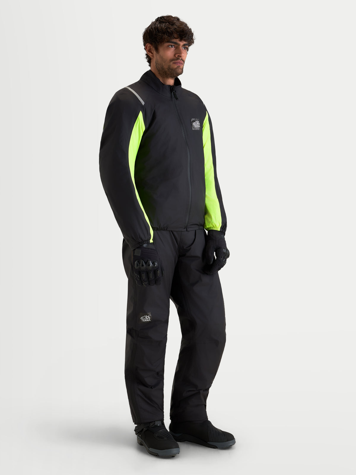 Alpinestars Harok V 2 Drystar Giacca, giacca da moto adventure da uomo in nero e giallo fluo, indossata con equipaggiamento coordinato in uno scatto con modello