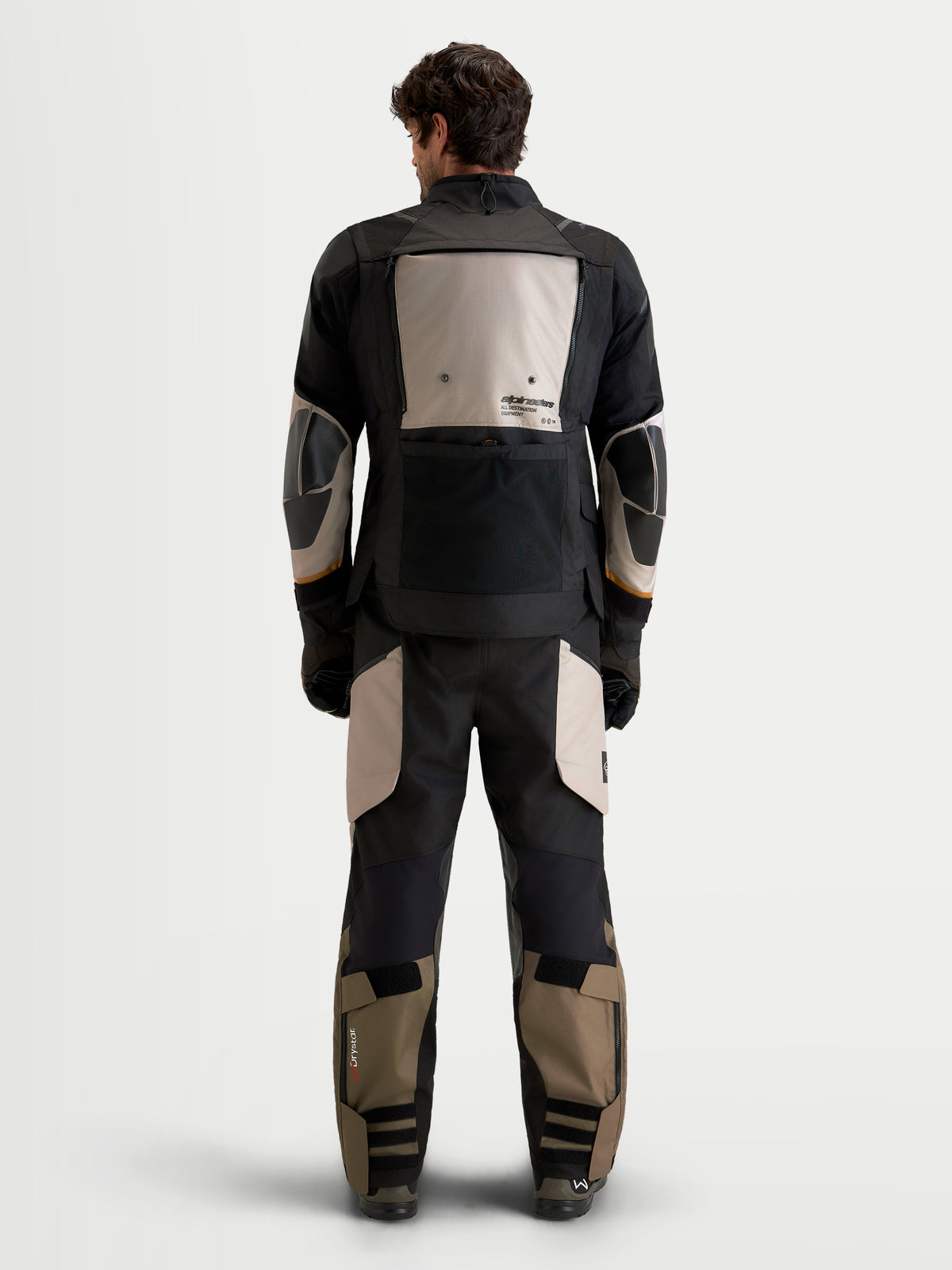 Alpinestars Harok V2 Drystar Giacca, giacca da moto adventure da uomo, alluminio, marrone e nero, vista posteriore con pannello di ventilazione posteriore integrato e tasca portaoggetti