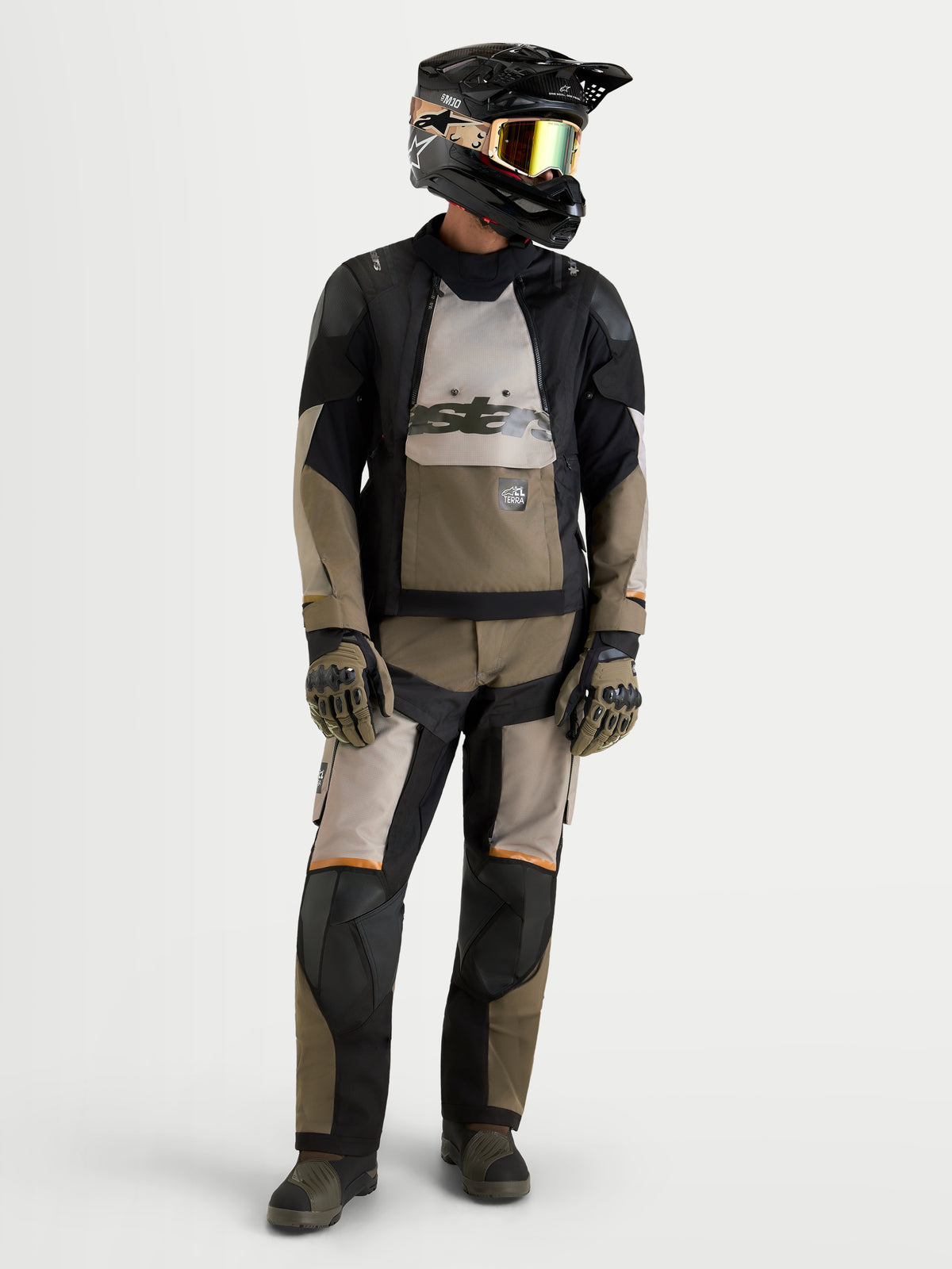 Alpinestars Harok V2 Drystar Giacca, giacca da moto adventure da uomo, alluminio, marrone e nero, indossata con pantaloni da moto coordinati, casco, maschere e guanti per touring all-terrain