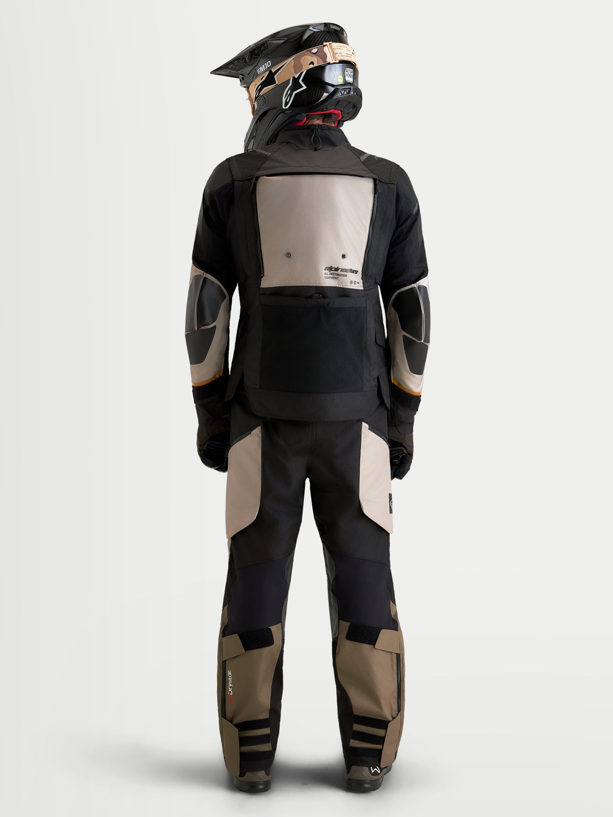 Alpinestars Harok V2 Drystar Giacca, giacca da moto adventure da uomo, alluminio, marrone e nero, vista posteriore di un pilota che indossa la giacca all-terrain e l'attrezzatura coordinata con casco