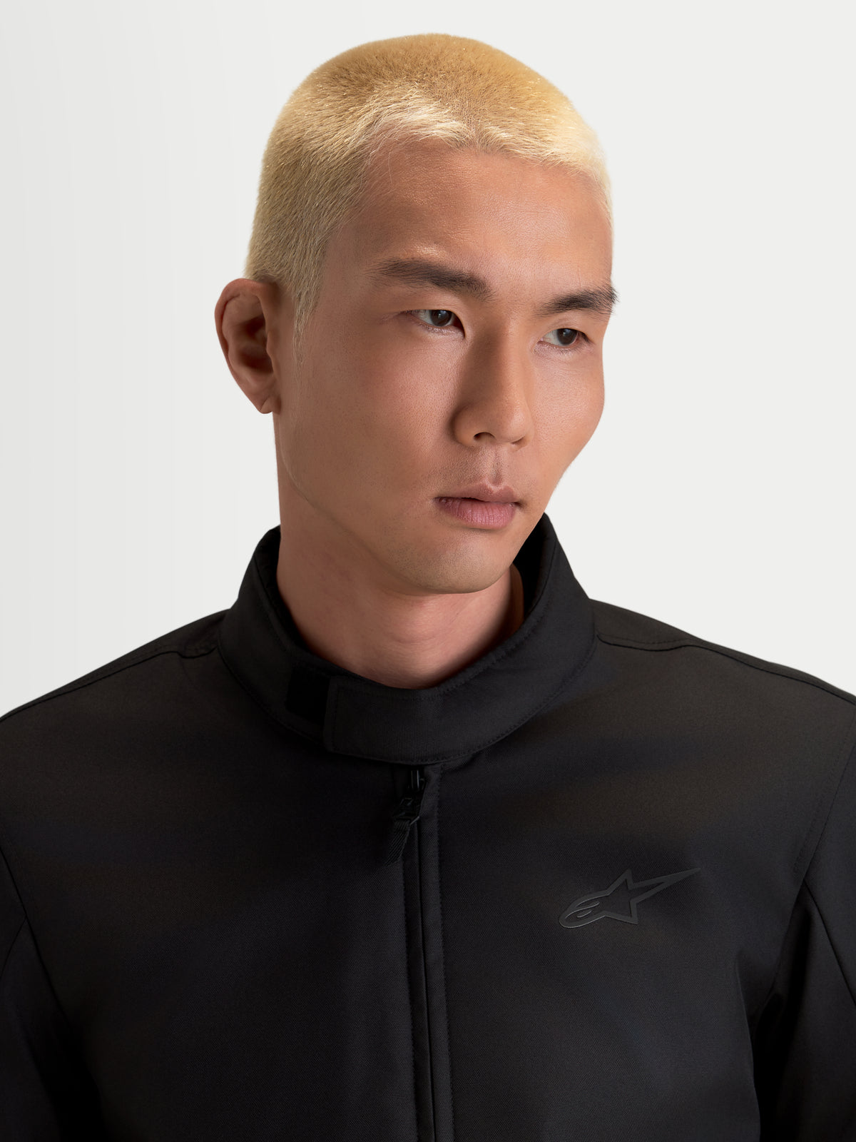 Alpinestars C-1 Waterproof Giacca, giacca da moto urbana contemporanea da uomo in colore nero, vista in primo piano del colletto con finitura morbida e della struttura in tessuto tecnico indossata da un modello