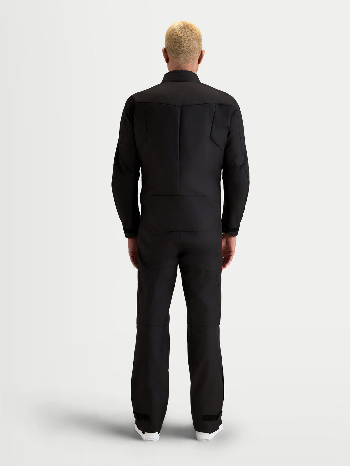 Alpinestars C 1 Waterproof Giacca, giacca da moto urbana contemporanea da uomo in nero, vista posteriore su un modello che mostra il design ergonomico posteriore e la costruzione in tessuto