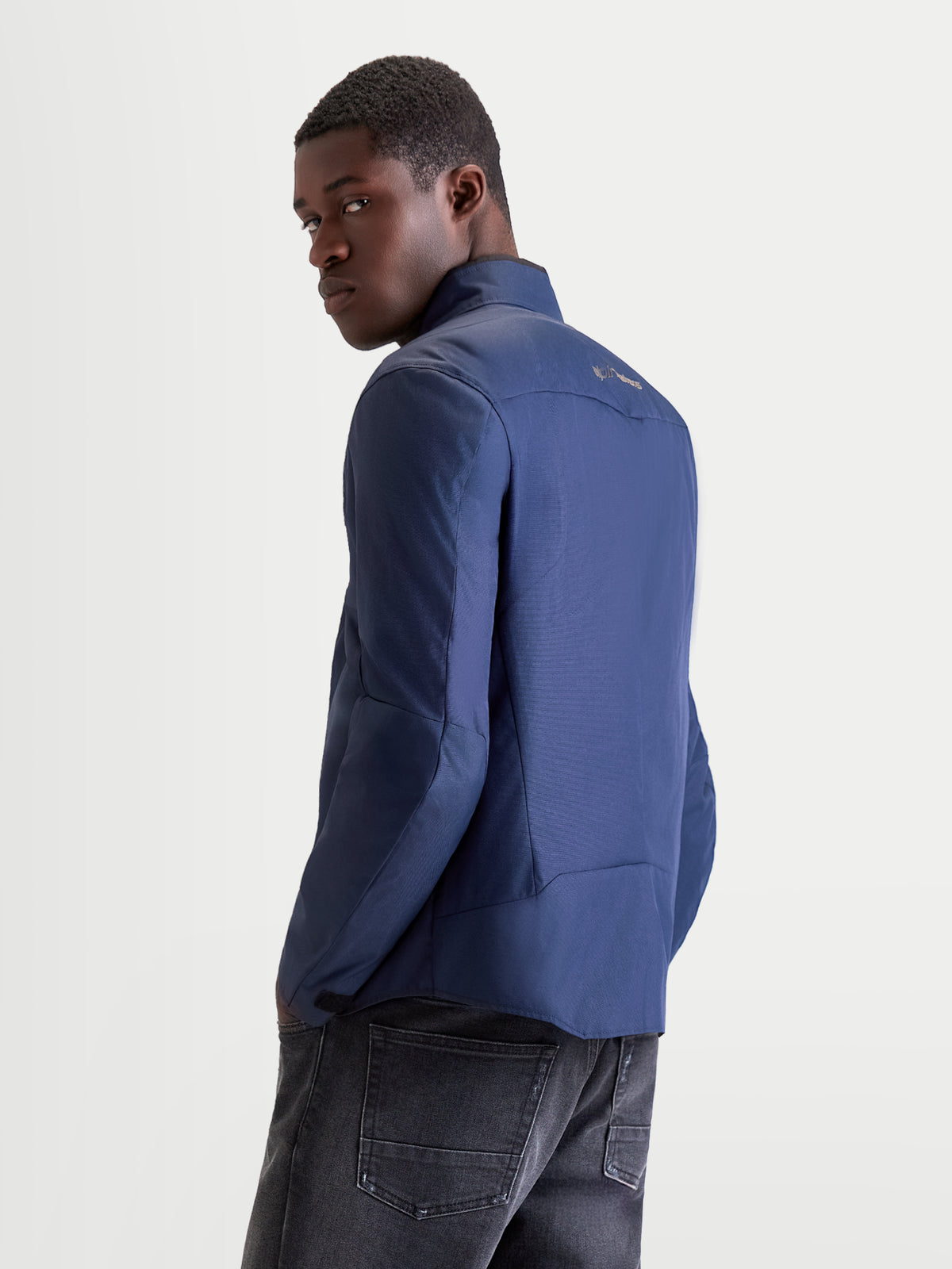 Alpinestars C-1 Waterproof Giacca, giacca da moto urbana contemporanea da uomo in blu scuro, vista posteriore che mostra la struttura in tessuto polyfabric e il design ergonomico posteriore 3D indossata da un modello