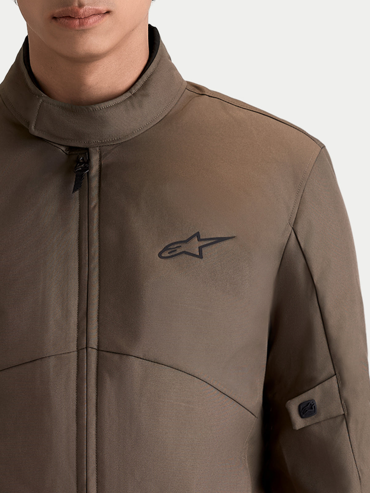 Alpinestars C-1 Waterproof Giacca, giacca da moto urbana da uomo in marrone noce e nero, primo piano che mostra il collo con finitura morbida e il logo Astar