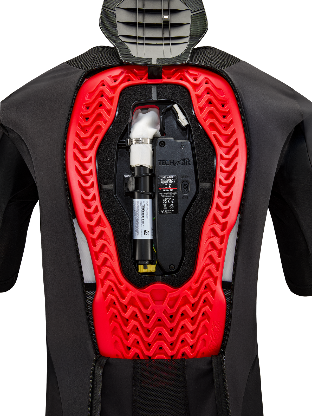 Sistema Airbag Alpinestars Tech-Air 5 Plasma, vista interna che mostra la bomboletta di ricambio nera e l'unità di controllo elettronica, integrati in un paraschiena Nucleon Plasma rosso brillante all'interno di un gilet protettivo nero