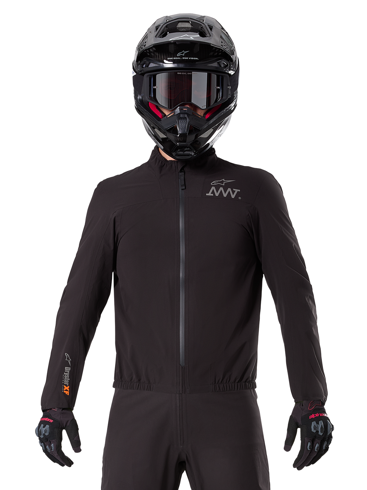 Alpinestars AMT-8 Stretch Drystar® XF Liner, fodera impermeabile da moto nera, dotata di cerniera anteriore e vita elasticizzata, logo AMT sul petto e branding Drystar XF sulla manica, indossata con casco e guanti neri.