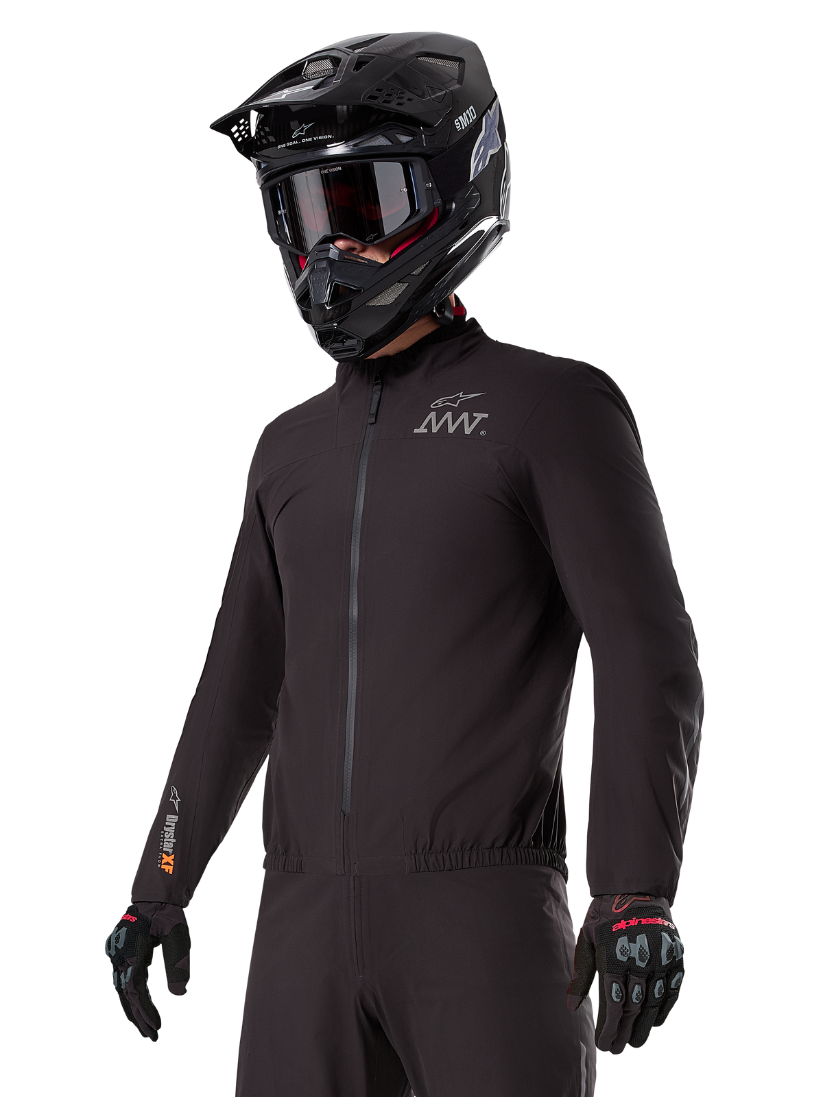 Alpinestars AMT-8 Stretch Drystar® XF Liner, giacca elasticizzata nera antivento e impermeabile, con logo AMT sul petto e marchio Drystar XF sulla manica, indossata con casco adventure nero e guanti protettivi.