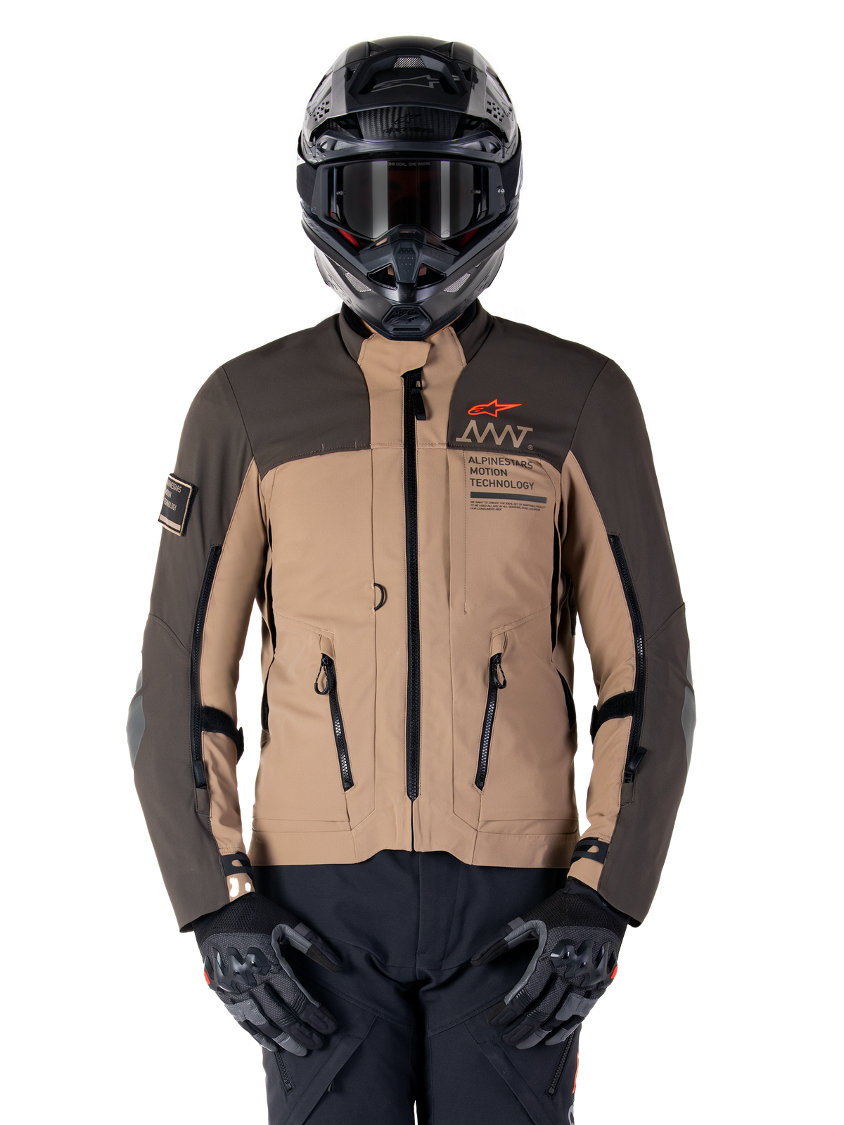 Giacca Alpinestars AMT-8 Stretch Drystar XF, giacca da moto adventure touring, cachi scuro e marrone scuro, con logo Astars arancione e cerniere nere, indossata con casco adventure e guanti neri, equipaggiamento da guida completo