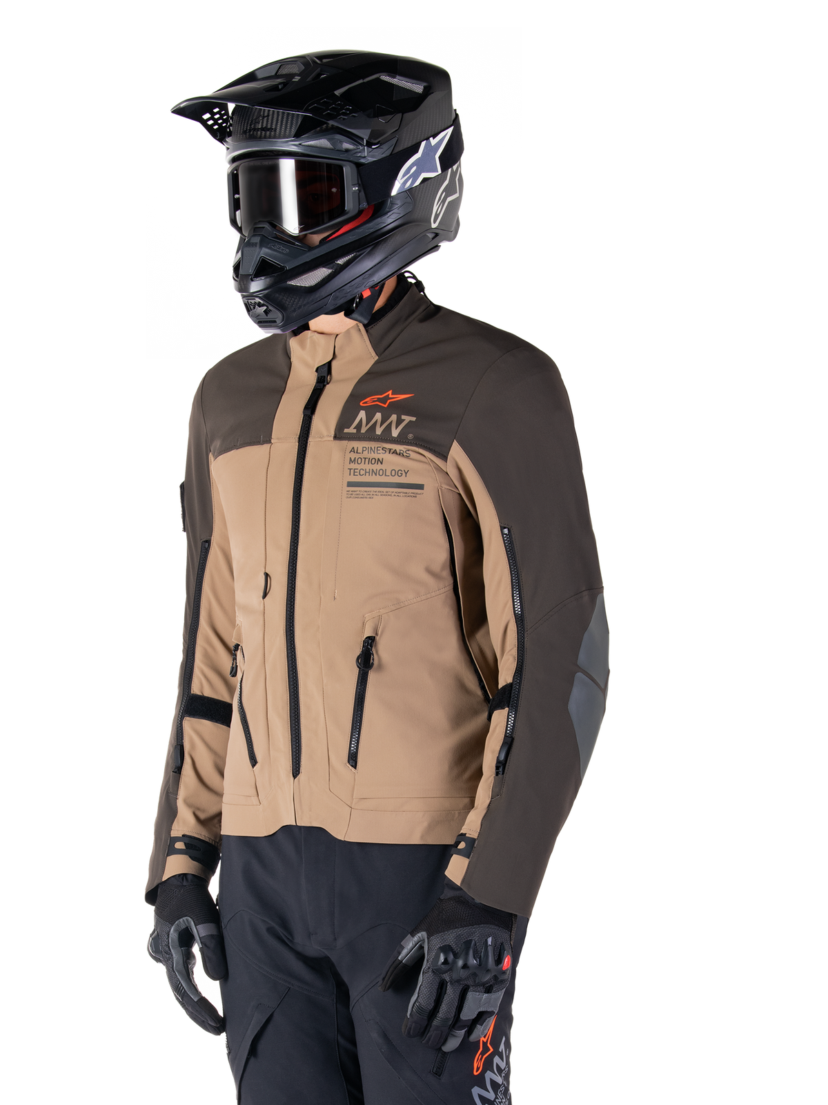 Giacca Alpinestars AMT-8 Stretch Drystar® XF, giacca da moto adventure, marrone scuro e dark khaki, indossata con casco off-road nero e maschera, con logo Alpinestars Motion Technology e prese d'aria con cerniera.