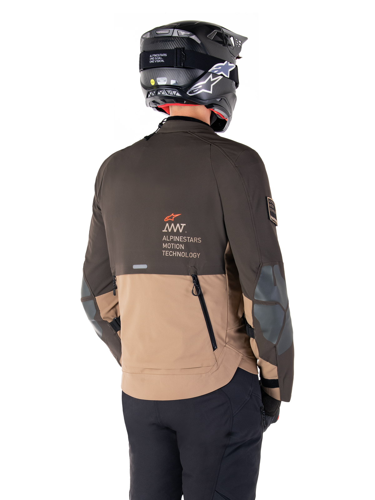 Giacca Alpinestars AMT-8 Stretch Drystar® XF, giacca da moto Adventure, marrone scuro e kaki scuro, vista posteriore con branding AMT Alpinestars Motion Technology, design in tessuto bicolore con cerniere di ventilazione posteriori e sfiato a tegola, indossata con casco e pantaloni da guida neri