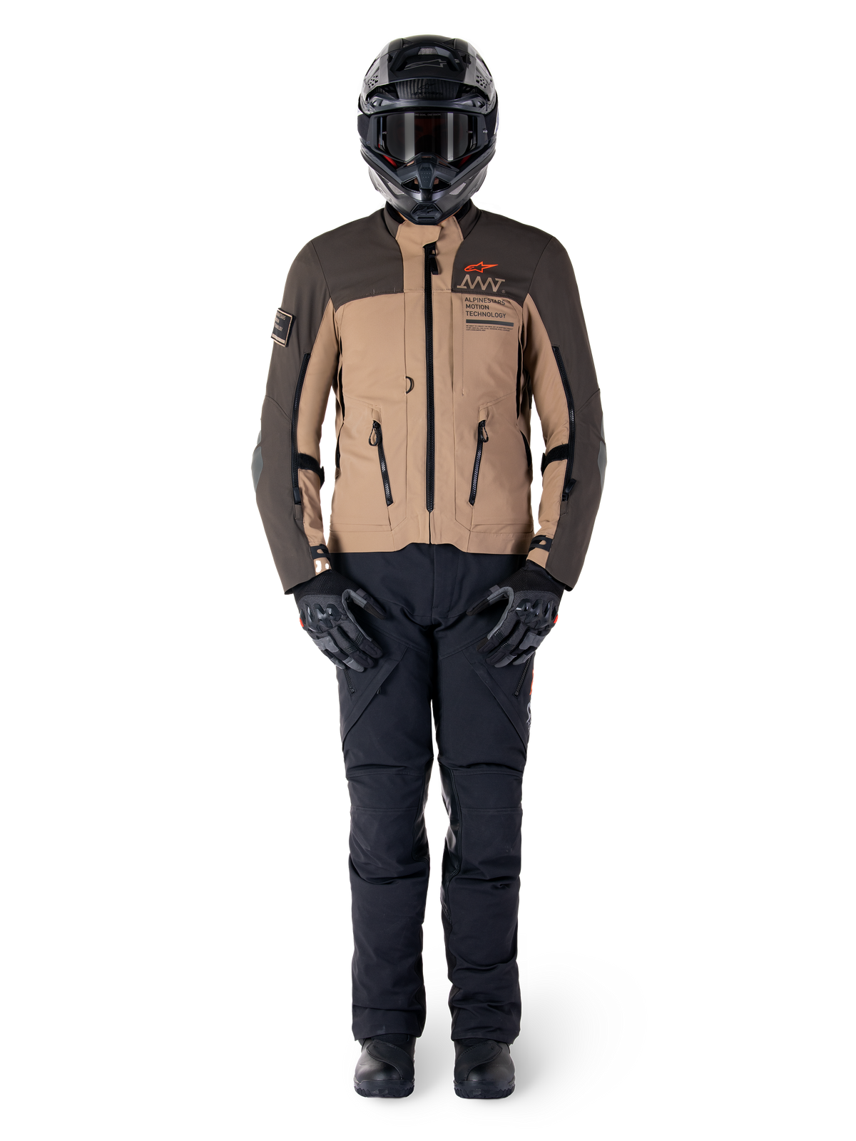 Giacca Alpinestars AMT-8 Stretch Drystar® XF, giacca da moto adventure, marrone scuro e dark khaki, indossata con casco nero, occhiali, guanti neri, pantaloni neri e stivali neri, con prese d'aria sul petto e marchio AMT, equipaggiamento coordinato per adventure touring
