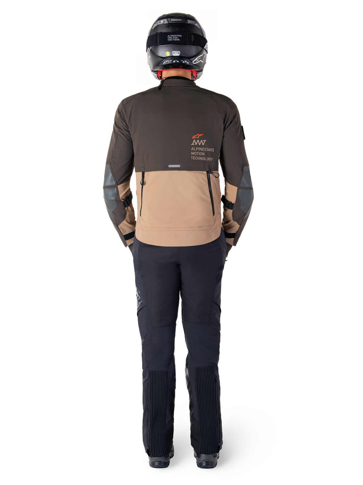 Giacca Alpinestars AMT-8 Stretch Drystar® XF, giacca da touring adventure, marrone scuro e khaki scuro, vista posteriore che mostra il marchio Alpinestars Motion Technology sulla schiena, indossata con pantaloni neri e casco integrale nero, tessuto tecnico elasticizzato per attrezzatura da moto adventure