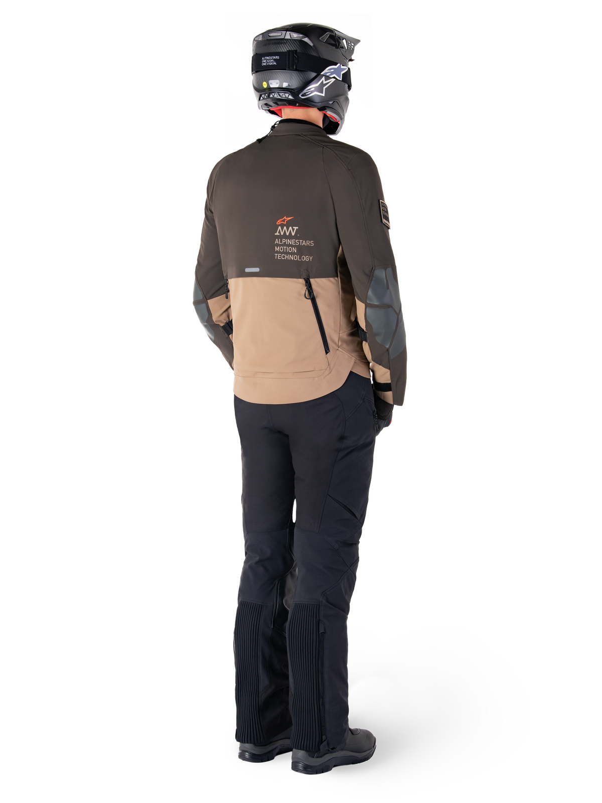 Giacca Alpinestars AMT-8 Stretch Drystar® XF, giacca da moto adventure touring, marrone scuro e dark khaki, vista posteriore con marchio 'AMT Alpinestars Motion Technology', indossata con pantaloni neri e casco, design ergonomico elasticizzato per la guida adventure