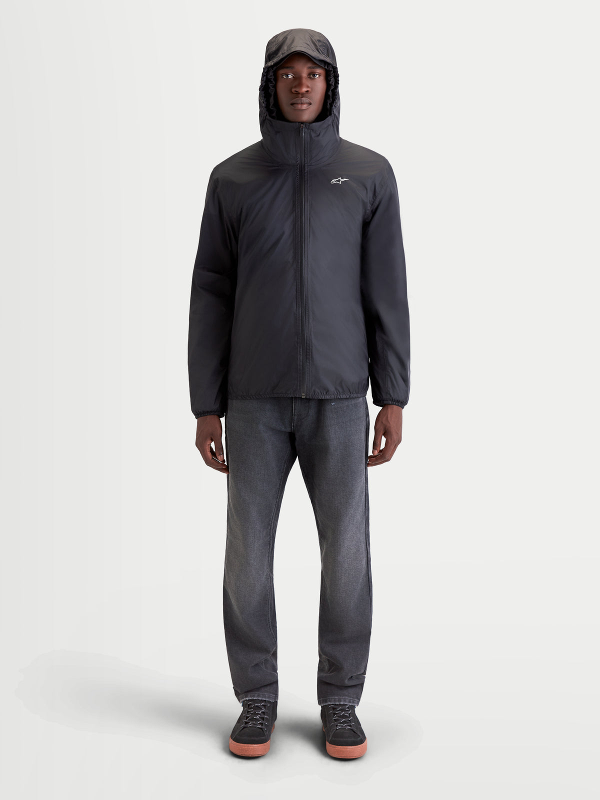 Alpinestars Morfex Parka Wp Giacca, giacca da moto urbana contemporanea da uomo in grigio lunare e nero, vista frontale su un modello che indossa la giacca in tessuto impermeabile con cappuccio integrato alzato