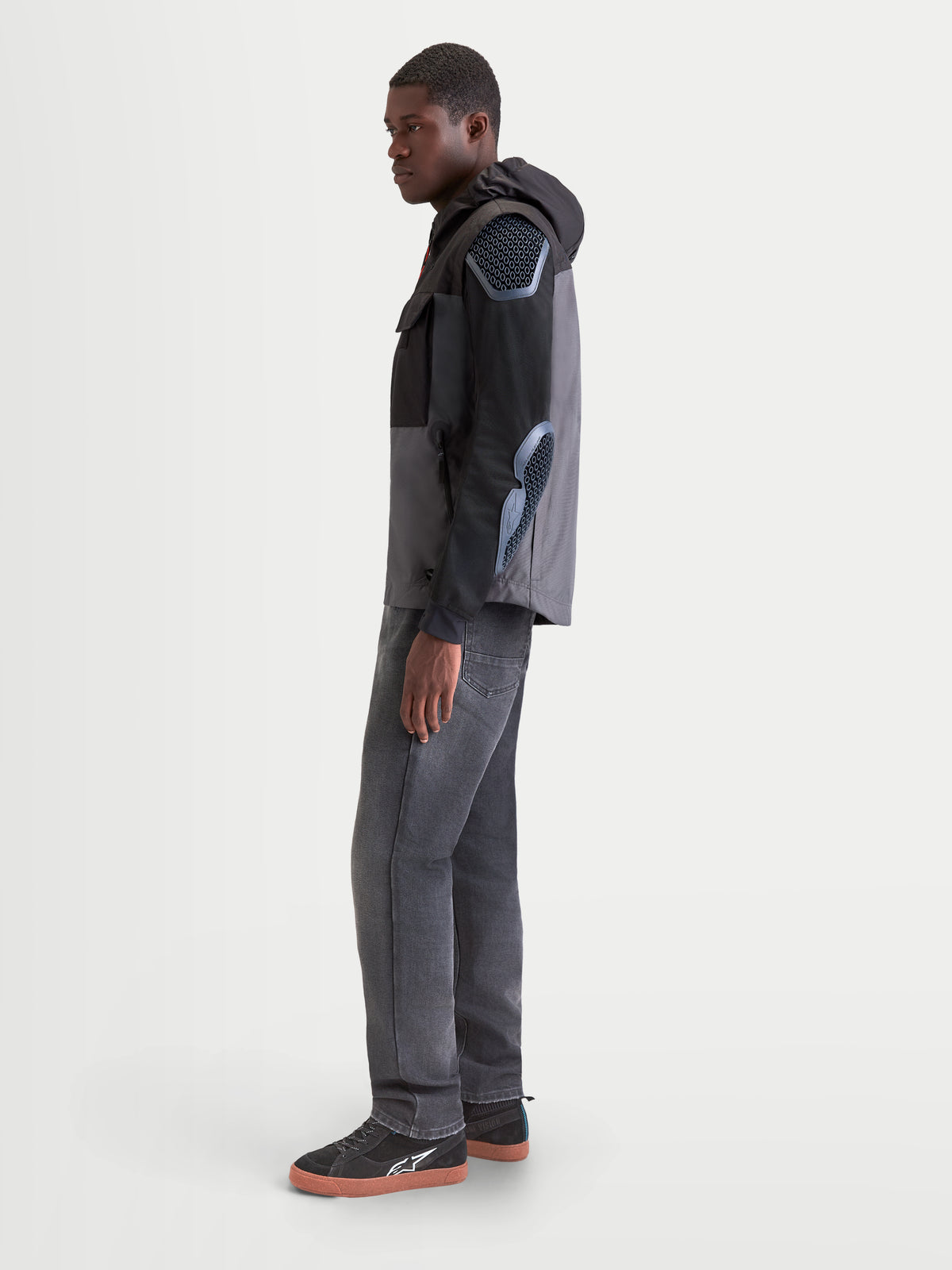 Alpinestars Morfex Parka WP Giacca, giacca da moto urbana contemporanea da uomo in grigio lunare e nero, vista laterale su un modello che indossa il parka in tessuto impermeabile con cappuccio integrato