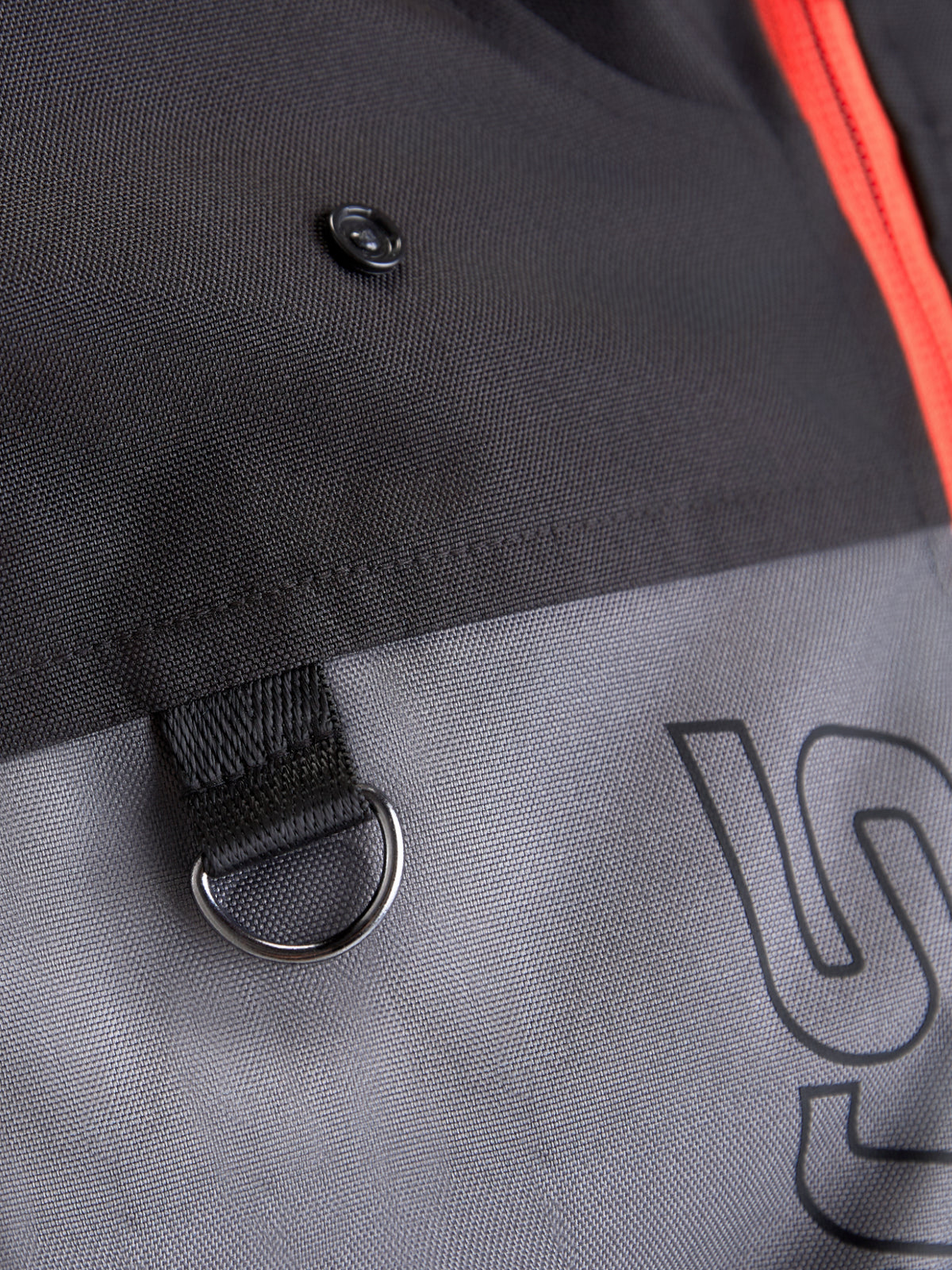 Alpinestars Morfex Parka Wp Giacca, giacca da moto urbana contemporanea, grigio lunar e nero, dettaglio in primo piano della struttura in tessuto resistente con anello a D e design impermeabile