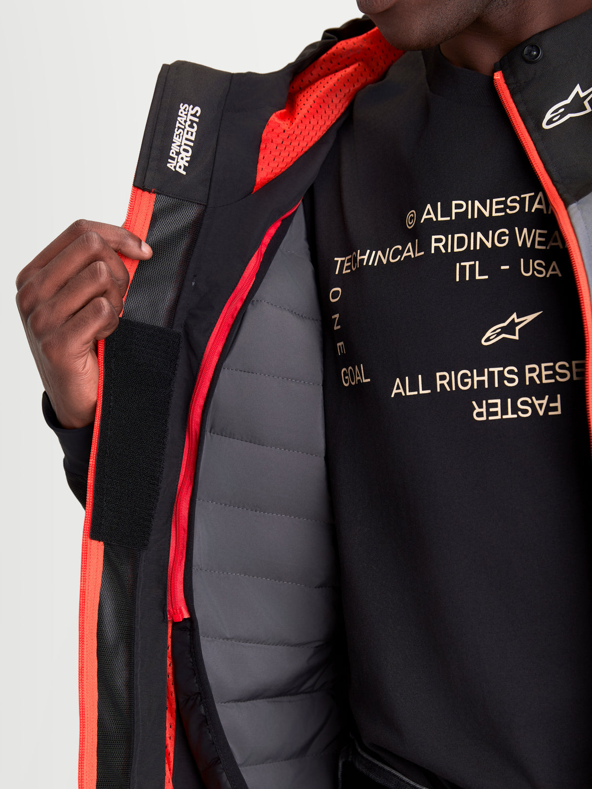Alpinestars Morfex Parka Wp Giacca, giacca da moto urbana contemporanea da uomo in grigio lunare e nero, vista in primo piano che mostra il gilet termico interno, la fodera in rete e le caratteristiche di costruzione modulare indossate da un modello
