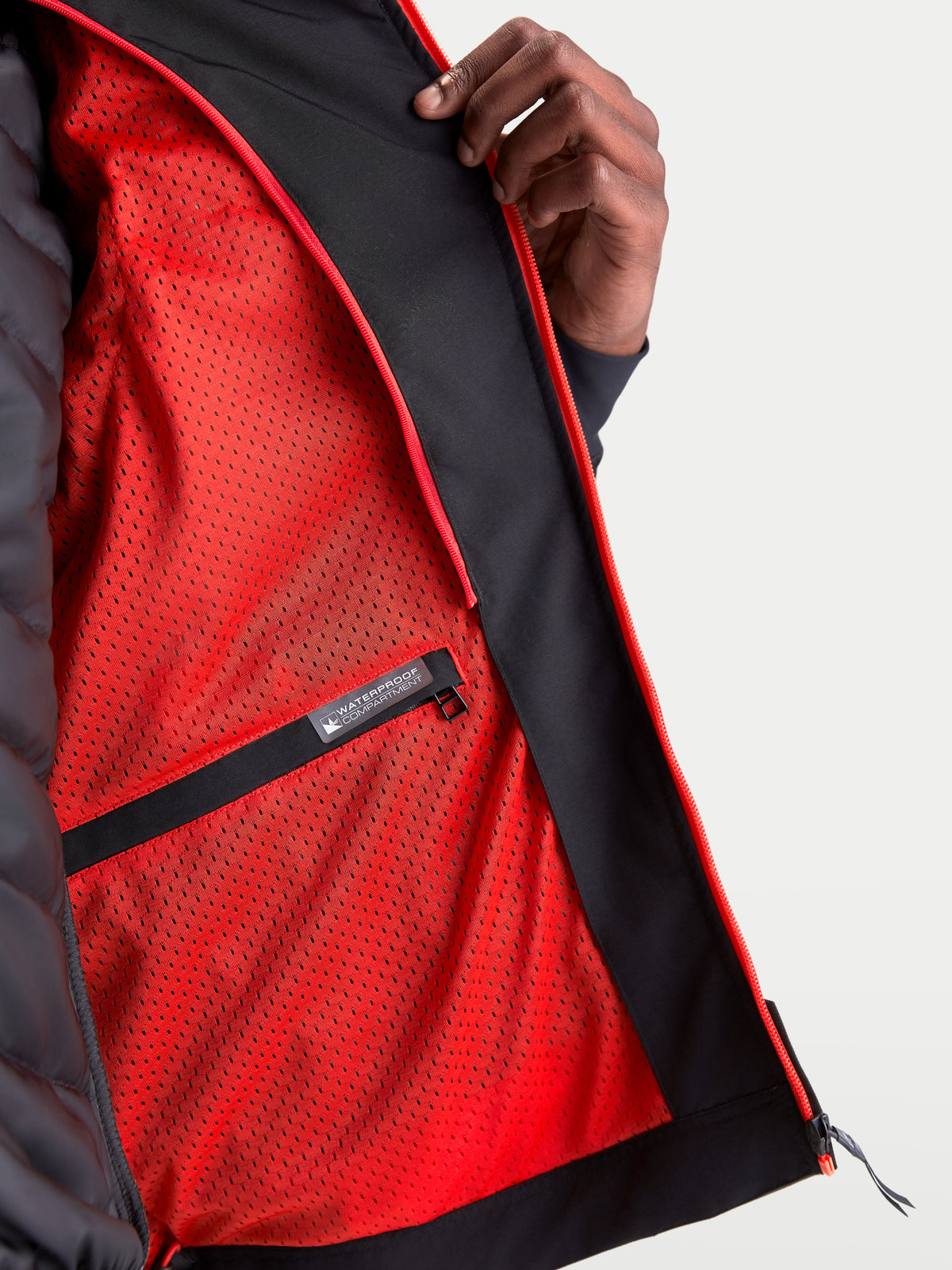 Alpinestars Morfex Parka Wp Giacca, giacca da moto urbana da uomo in grigio lunare e nero, vista ravvicinata dell'interno con fodera in rete rossa vibrante ed etichetta del compartimento impermeabile