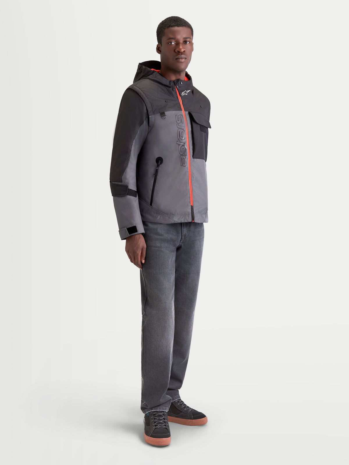 Alpinestars Morfex Parka Wp Giacca, giacca da moto urbana contemporanea da uomo in grigio e nero, vista a figura intera che mostra il design parka modulare e la struttura impermeabile