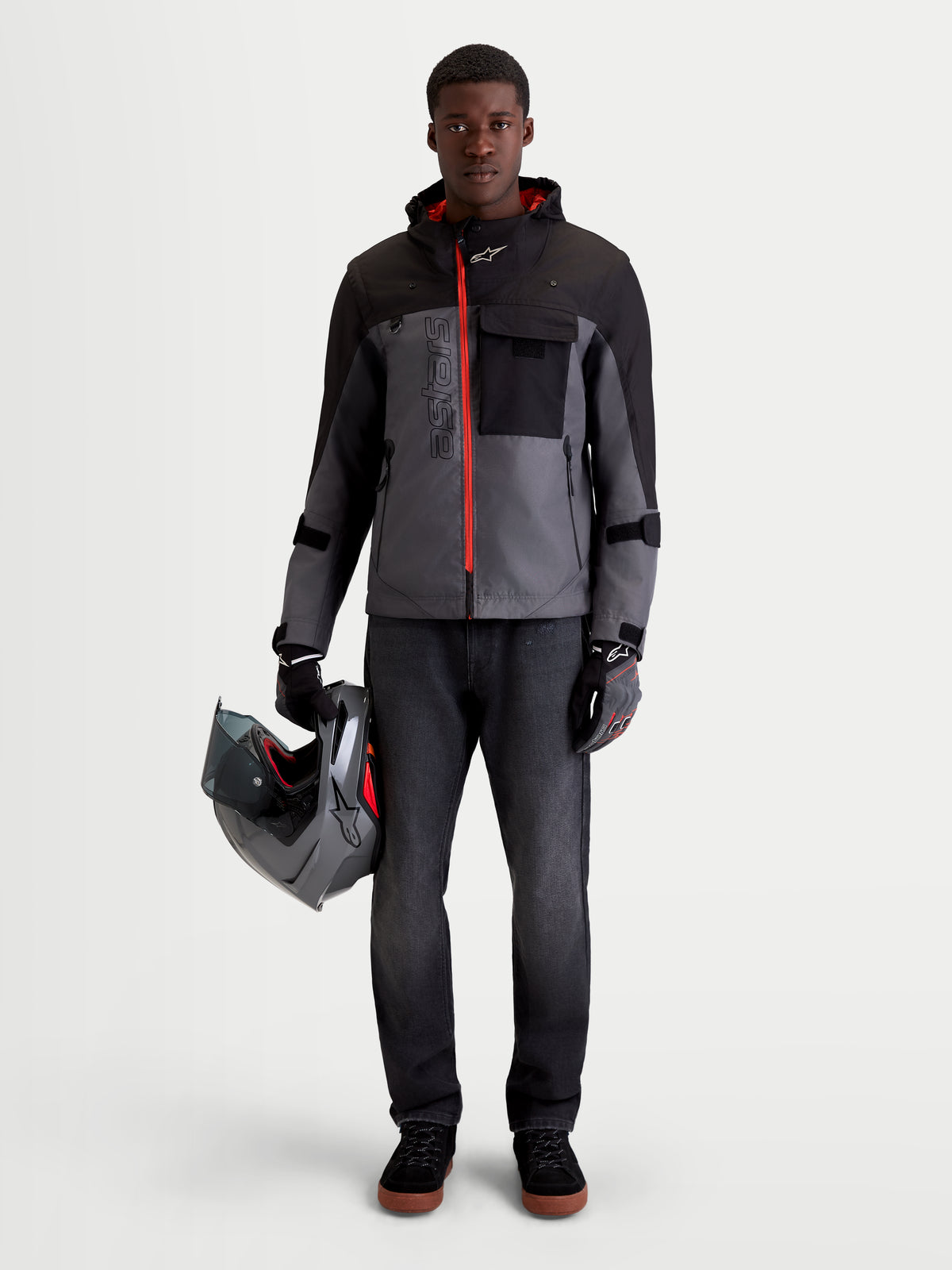 Alpinestars Morfex Parka Wp Giacca, giacca da moto urbana contemporanea da uomo in grigio chiaro e nero, vista frontale su un modello che indossa la giacca mentre tiene un casco