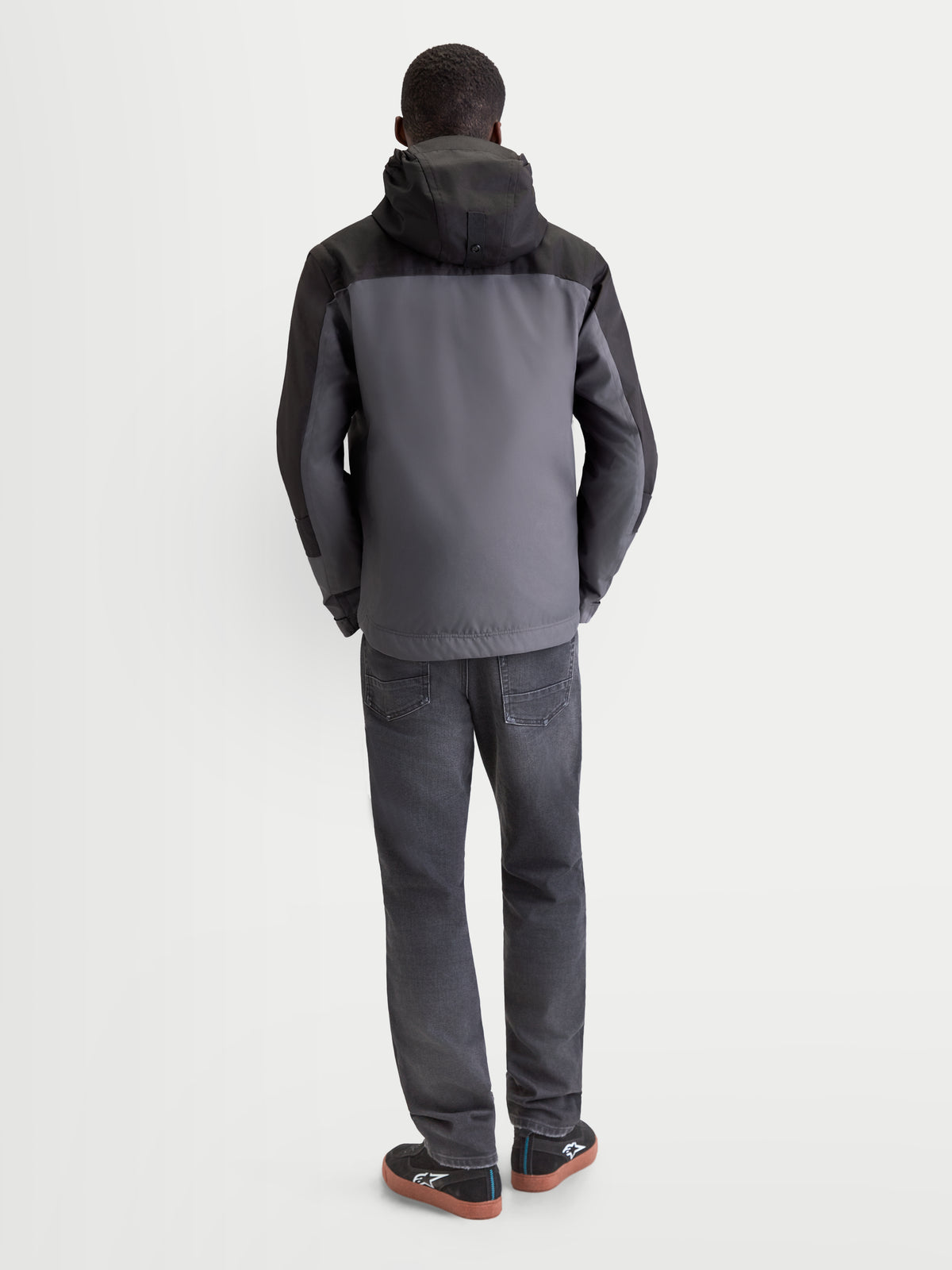 Alpinestars Morfex Parka Wp Giacca, giacca da moto urbana contemporanea da uomo in grigio chiaro e nero, vista posteriore su un modello che indossa la giacca in tessuto con cappuccio integrato