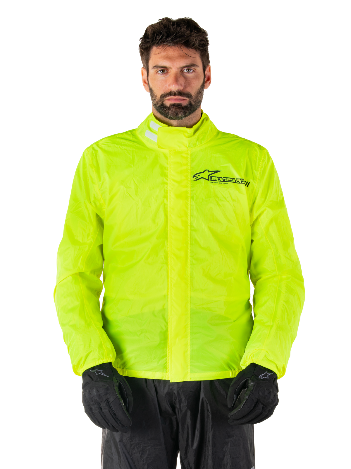 Alpinestars Hurricane Rain V2 Jacket, giacca antipioggia da moto, giallo fluo, indossata da un modello con pantaloni e guanti neri, colletto alto con linguette riflettenti, patta protettiva anteriore con logo Alpinestars, abbigliamento impermeabile ad alta visibilità