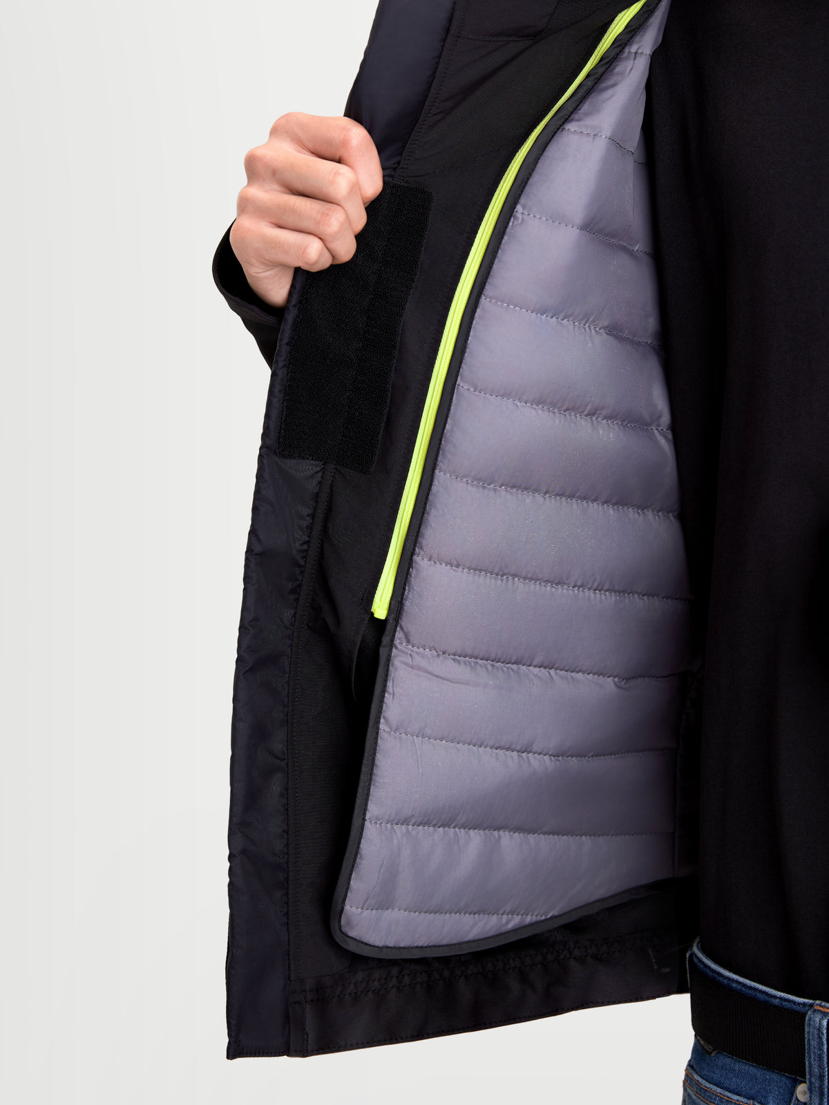 Alpinestars C-5 Drystar Giacca, giacca da moto urbana contemporanea da uomo in nero, vista ravvicinata che mostra il gilet termico removibile e la struttura in softshell impermeabile indossata da un modello